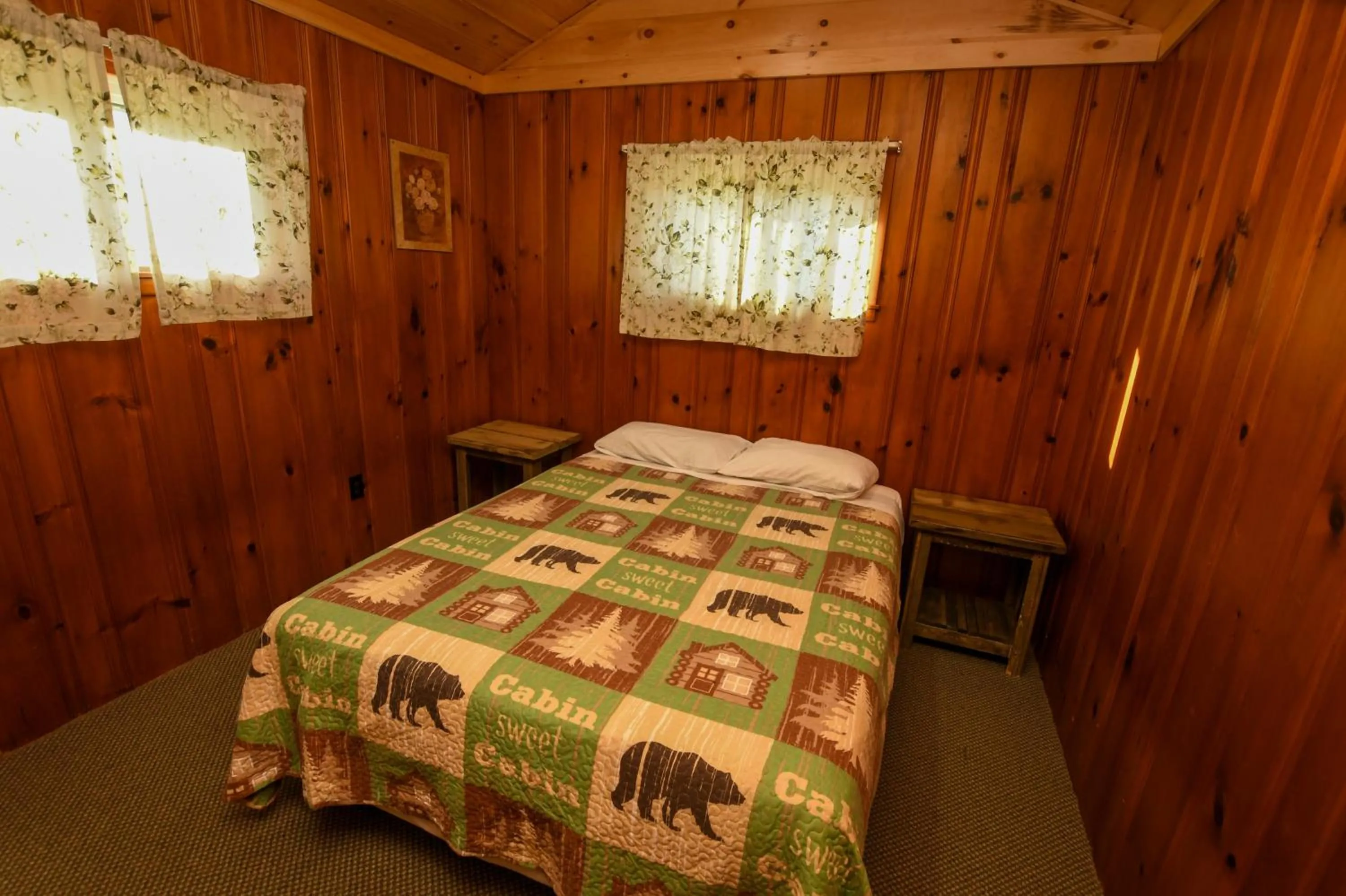 Bed in Lake George Diamond Cove Cottages, Cabins, & Hotel