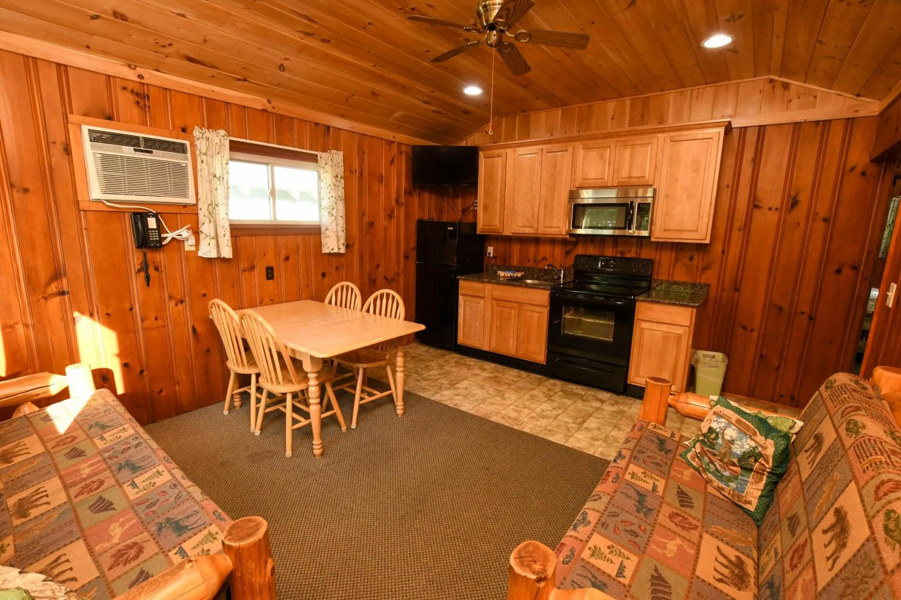 Lake George Diamond Cove Cottages, Cabins, & Hotel