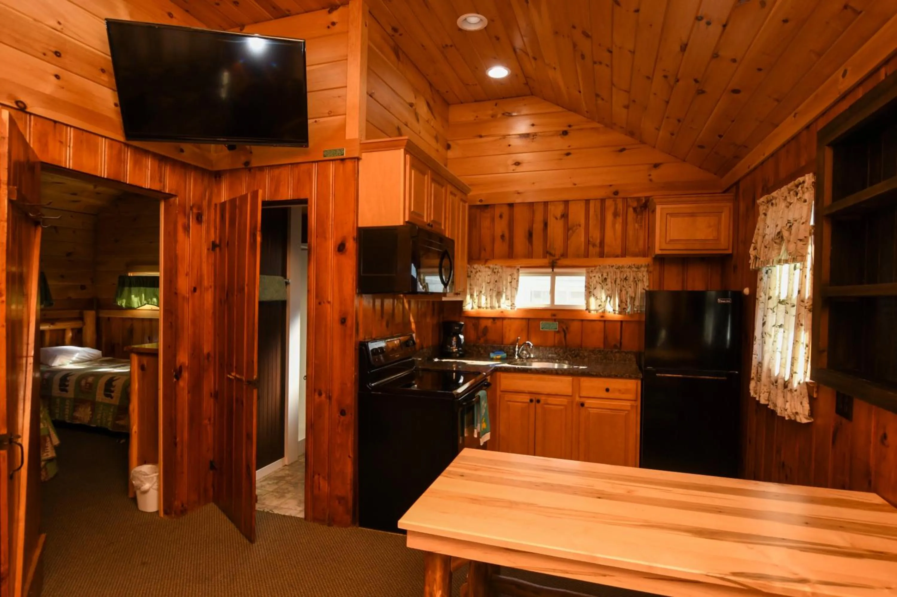 Lake George Diamond Cove Cottages, Cabins, & Hotel