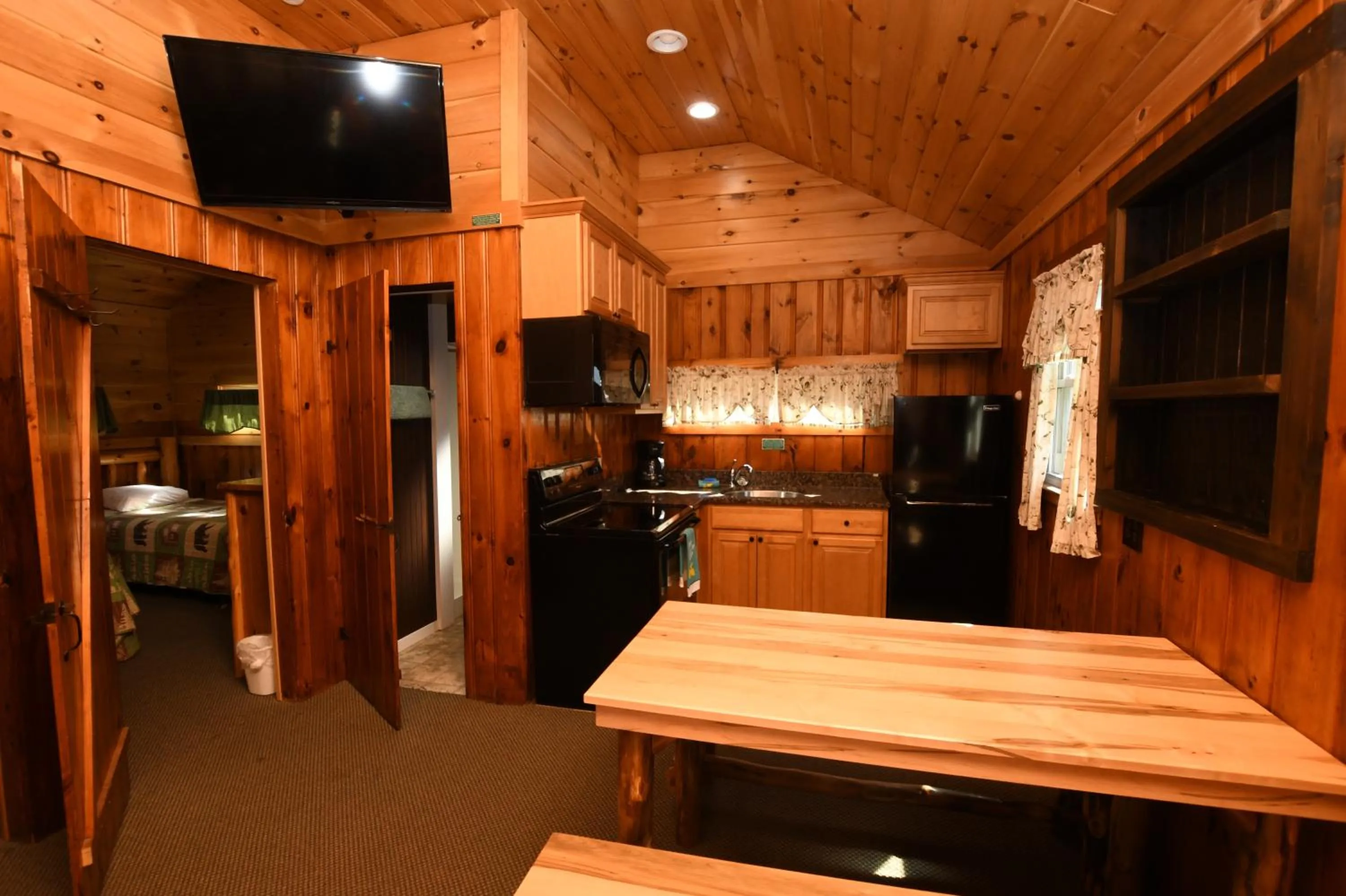 Lake George Diamond Cove Cottages, Cabins, & Hotel