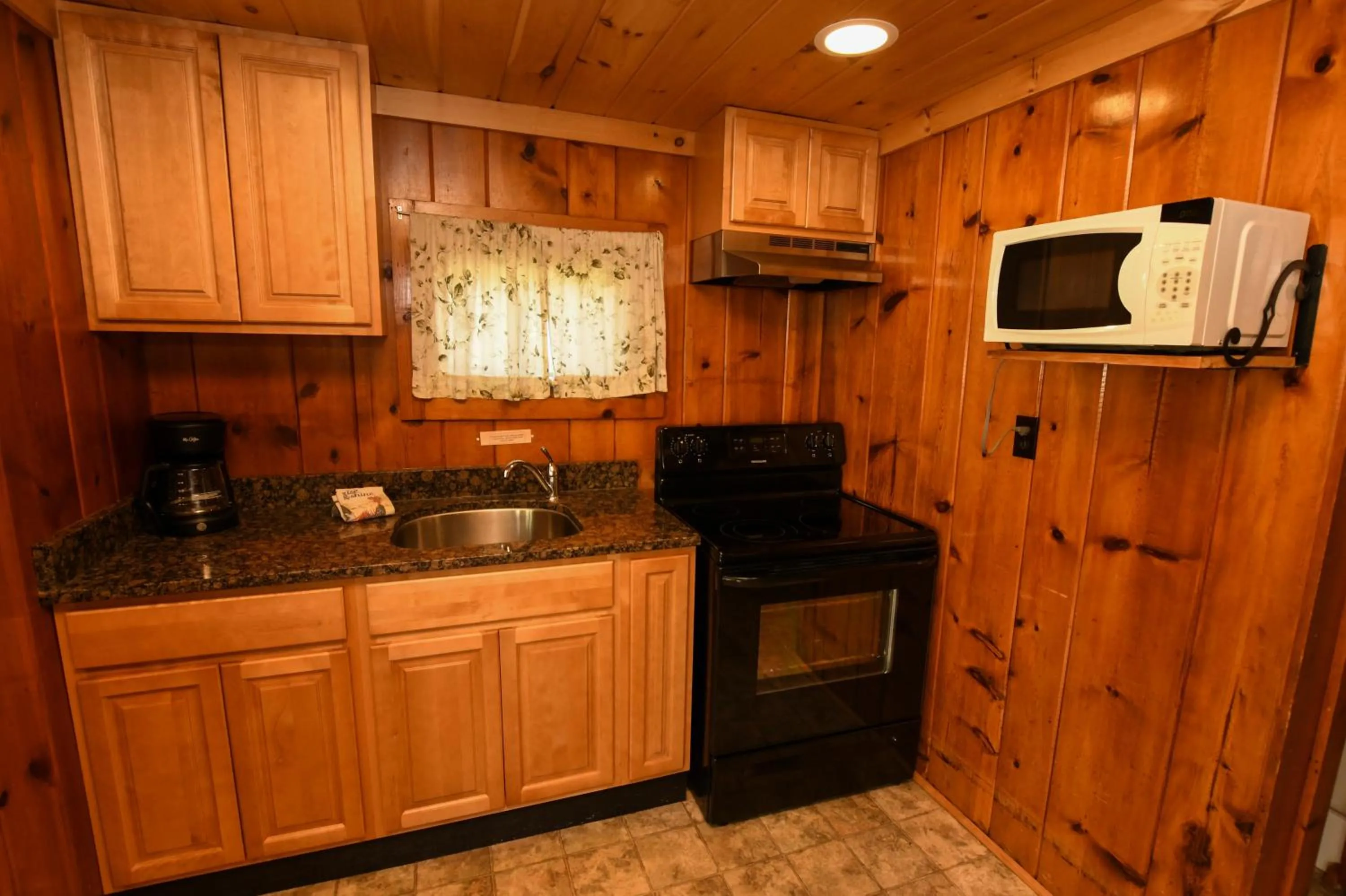 Lake George Diamond Cove Cottages, Cabins, & Hotel