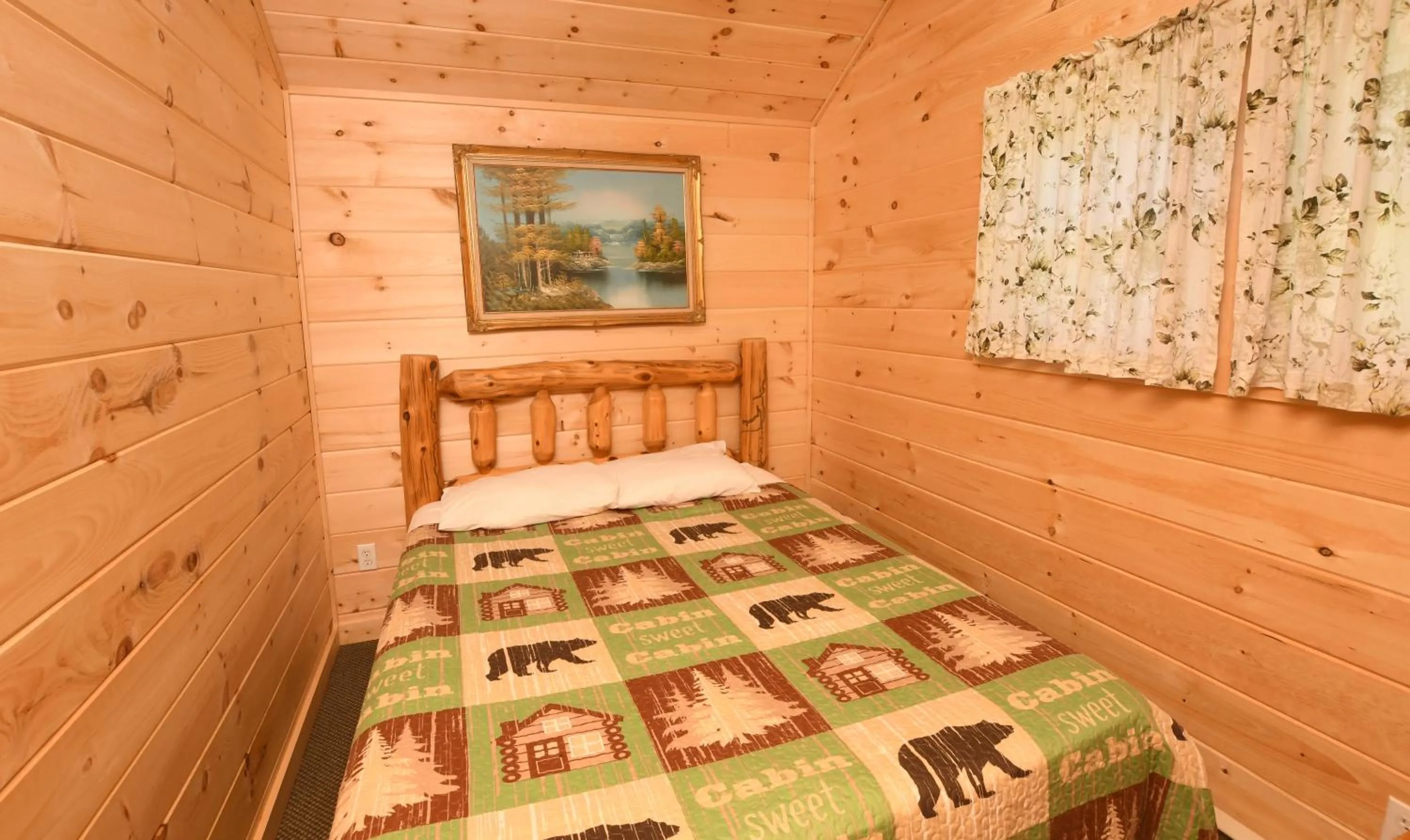 Bed in Lake George Diamond Cove Cottages, Cabins, & Hotel