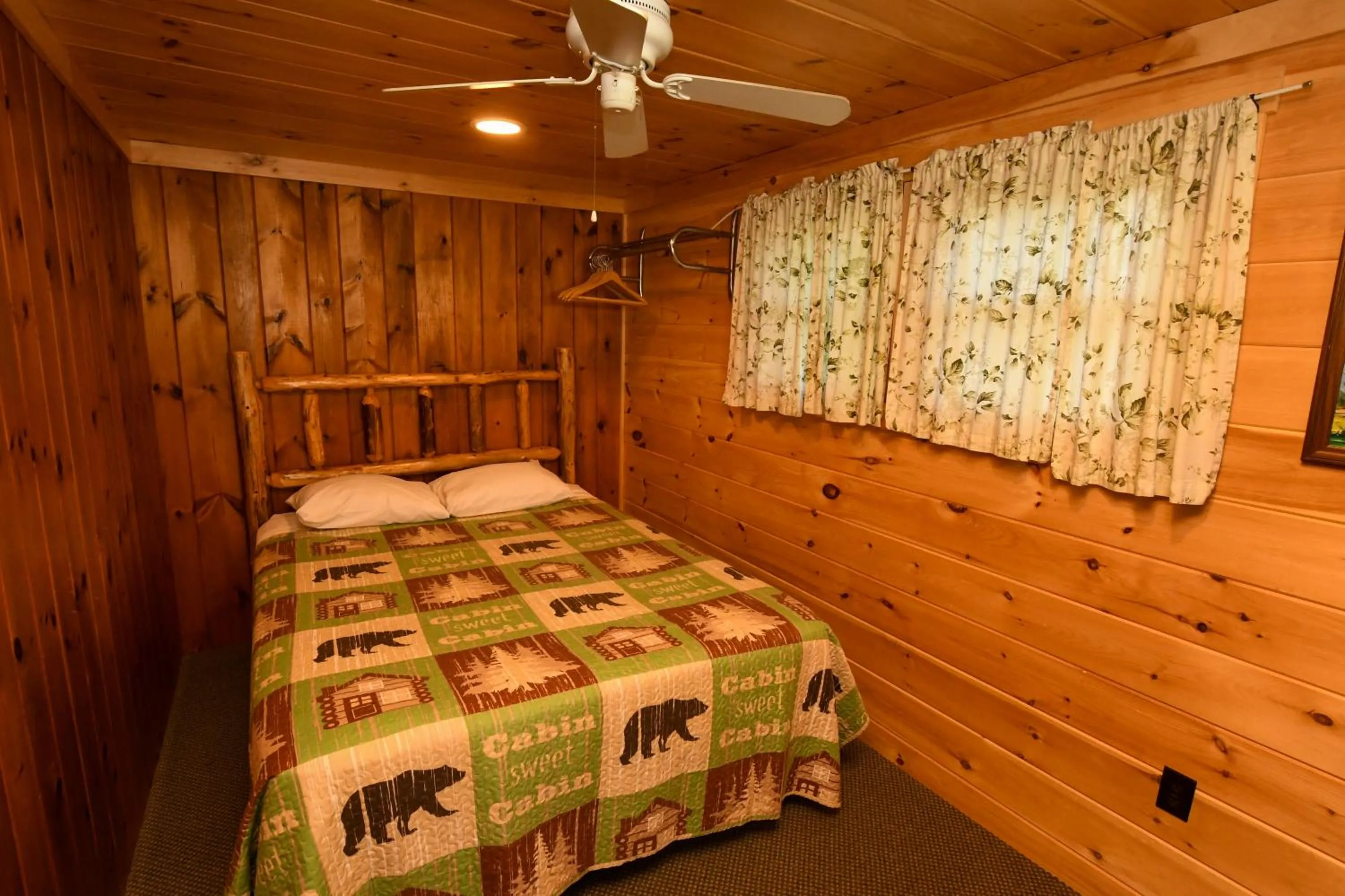 Bed in Lake George Diamond Cove Cottages, Cabins, & Hotel