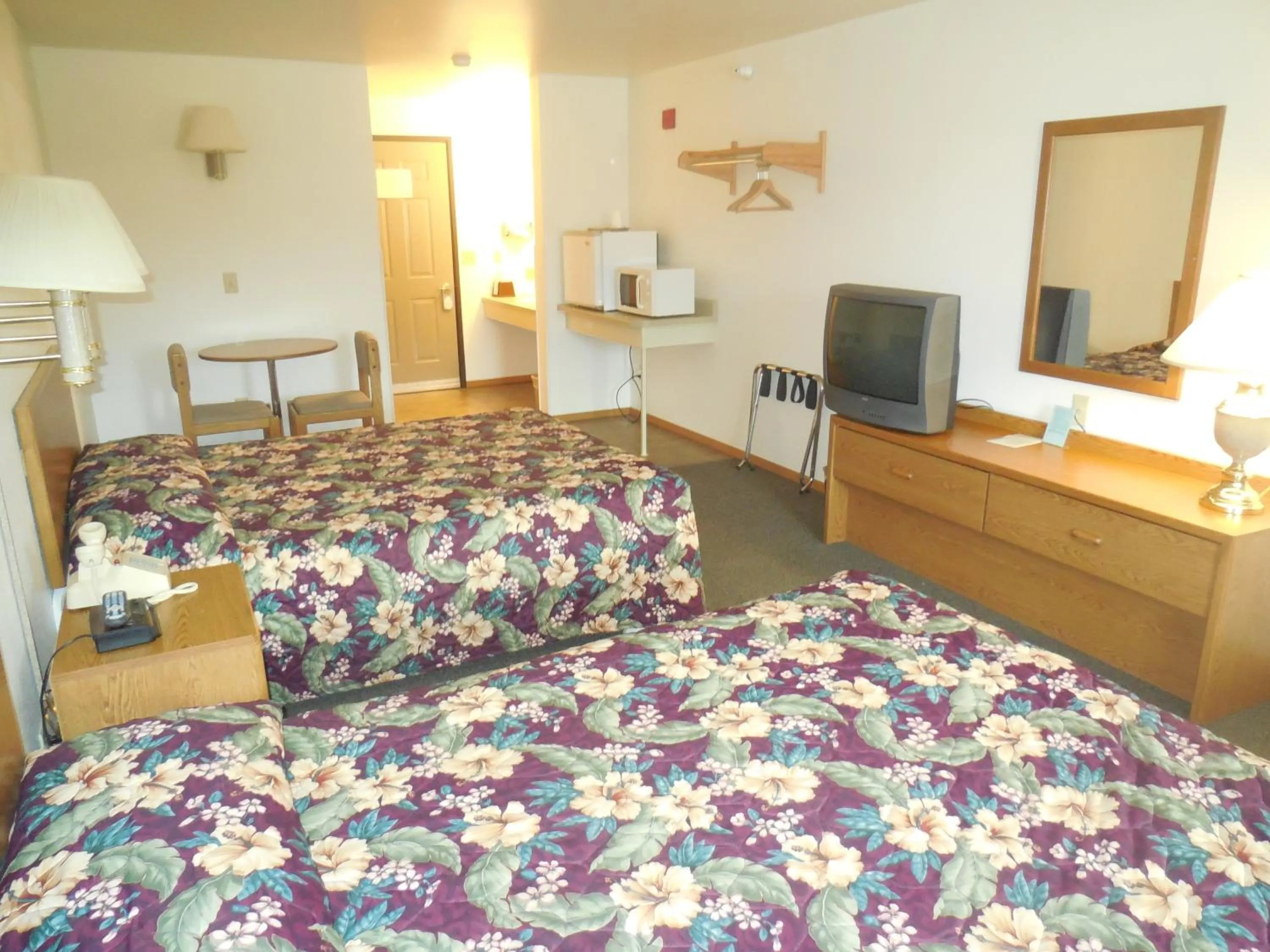 Photo of the whole room, Bed in King's Inn of Platte