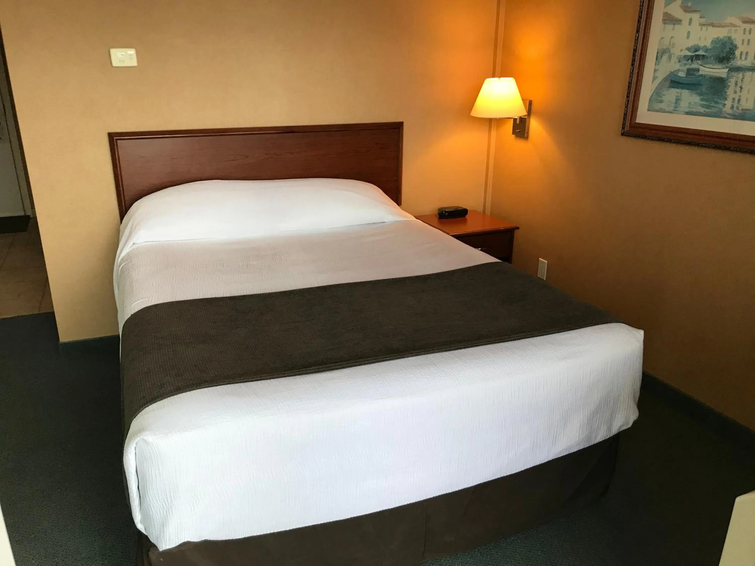 Bed in Beach Gardens Resort and Marina