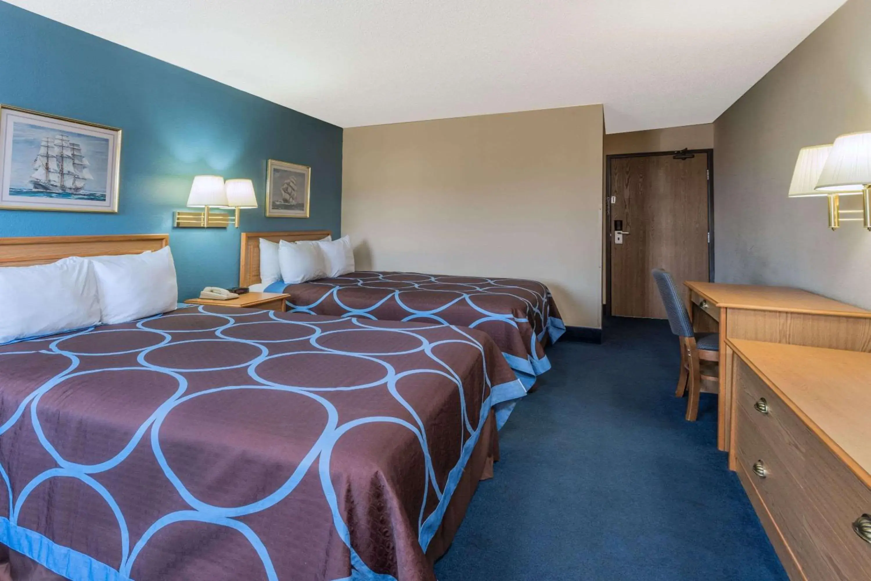 Photo of the whole room, Bed in Super 8 by Wyndham Potosi Photo of the whole room, Bed in Super 8 by Wyndham Potosi