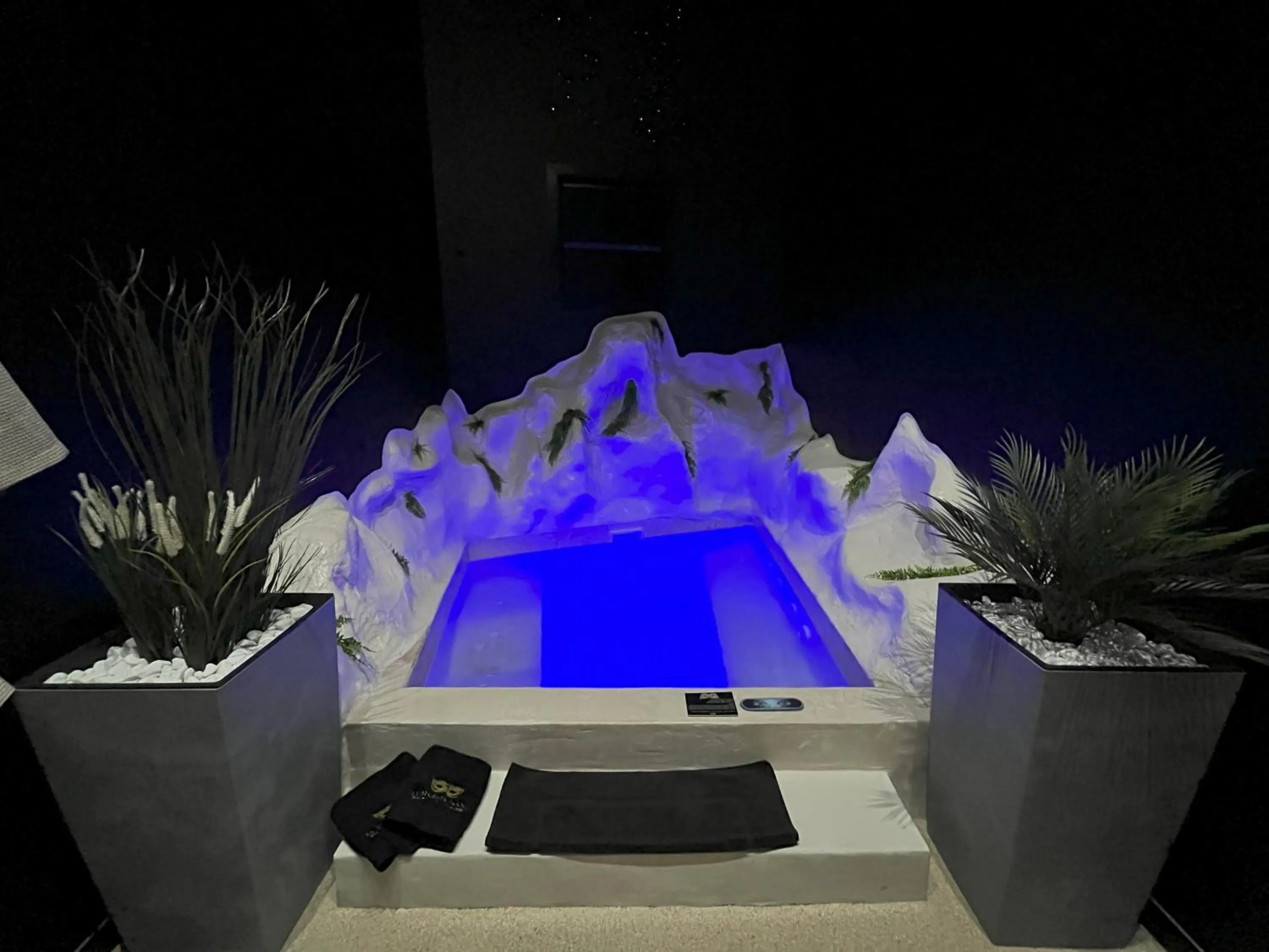 Hot Tub in OMIRA - Nuits d'exception & Spa