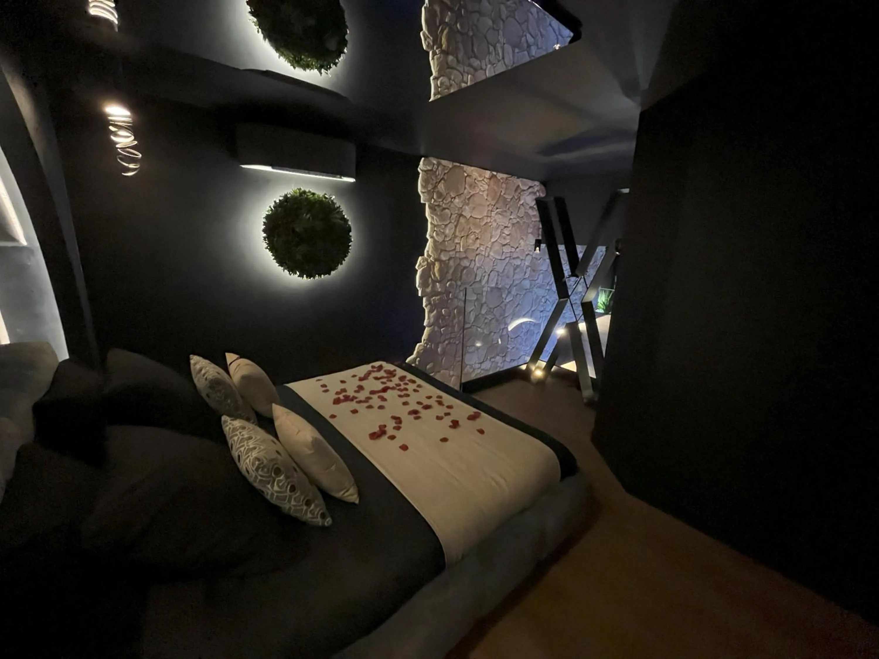 Photo of the whole room, Bed in OMIRA - Nuits d'exception & Spa