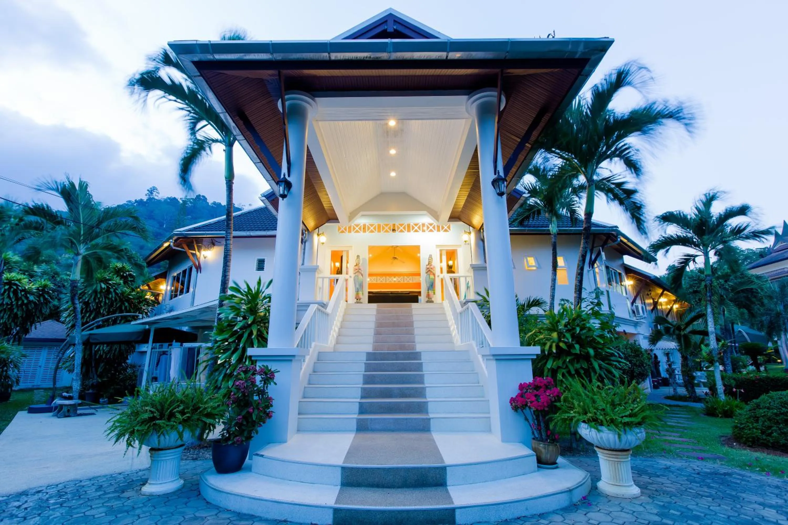 Communal lounge/ TV room in Serenity Lakeside Resort