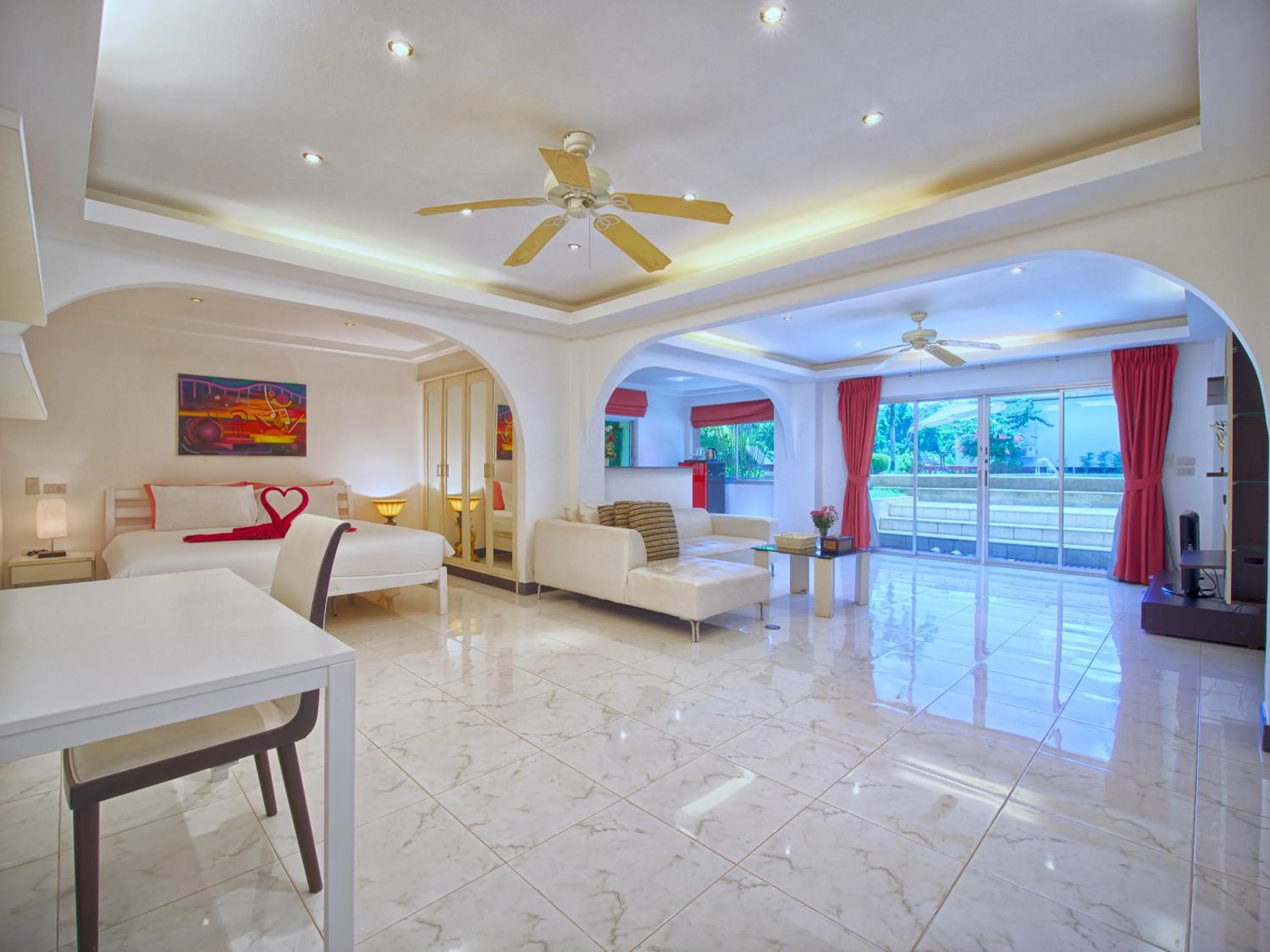 TV and multimedia in Serenity Lakeside Resort