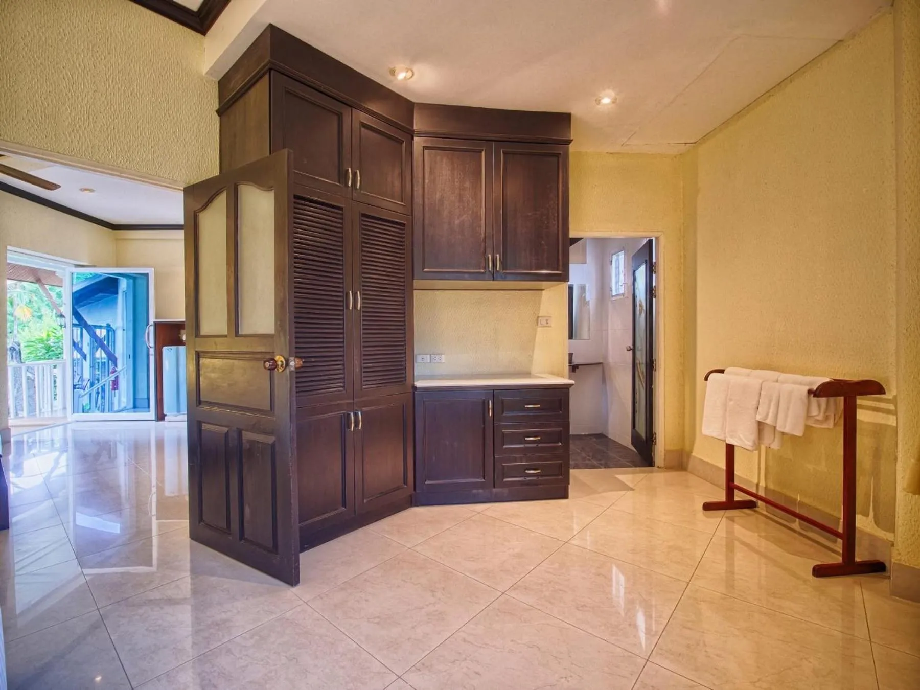 wardrobe, Bed in Serenity Lakeside Resort