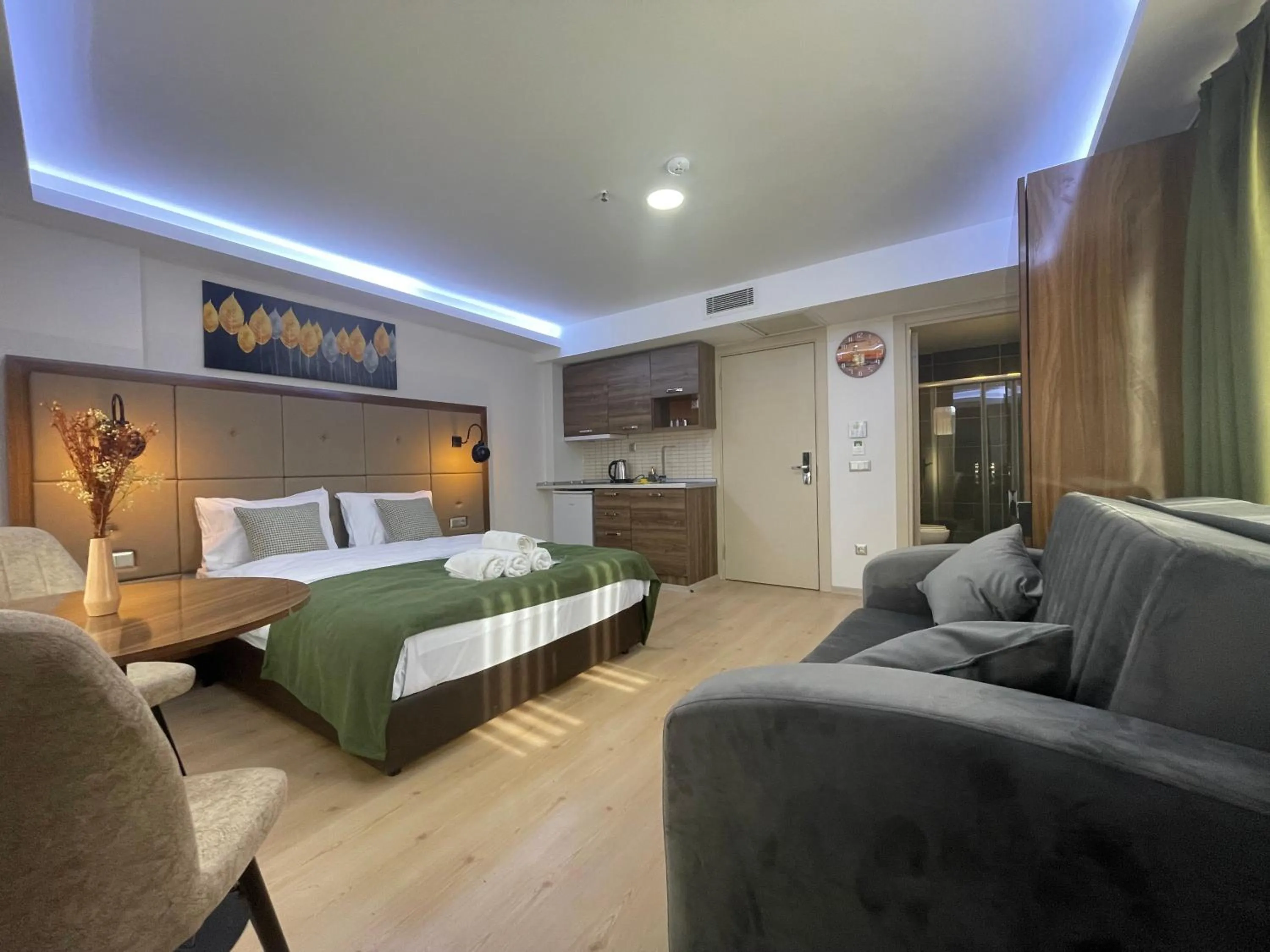 Seating area, Bed in Elegance Suites