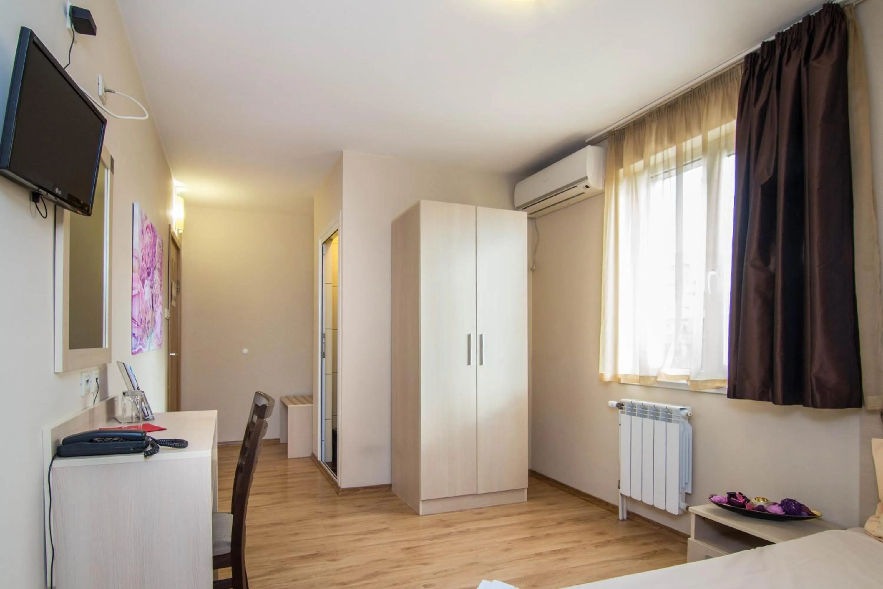 Photo of the whole room in Family Hotel Madrid