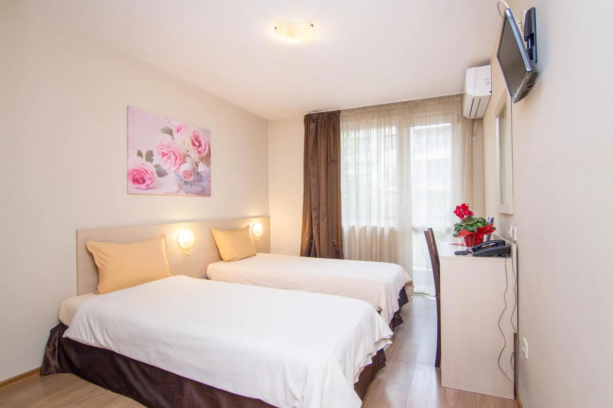 Photo of the whole room, Bed in Family Hotel Madrid