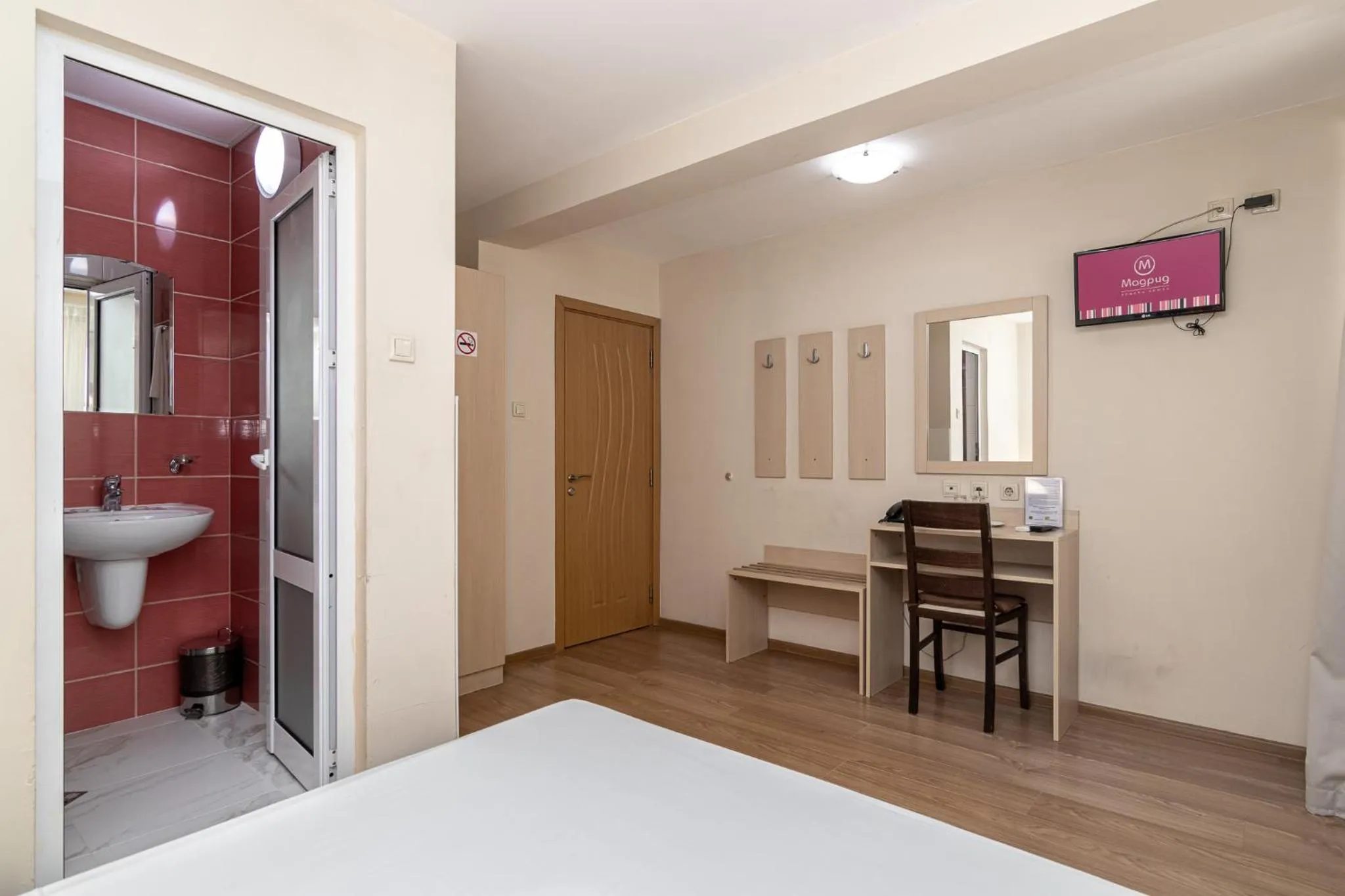 Photo of the whole room in Family Hotel Madrid