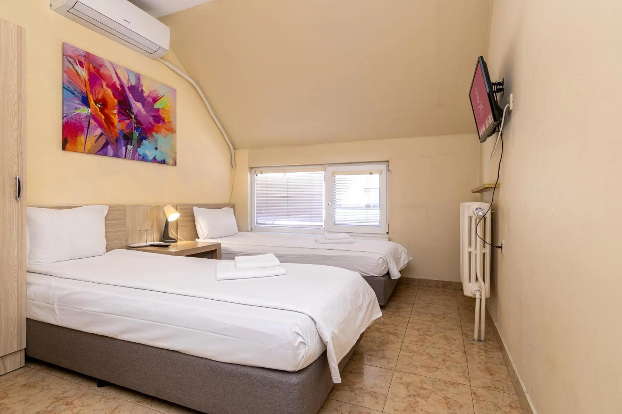 Photo of the whole room, Bed in Family Hotel Madrid