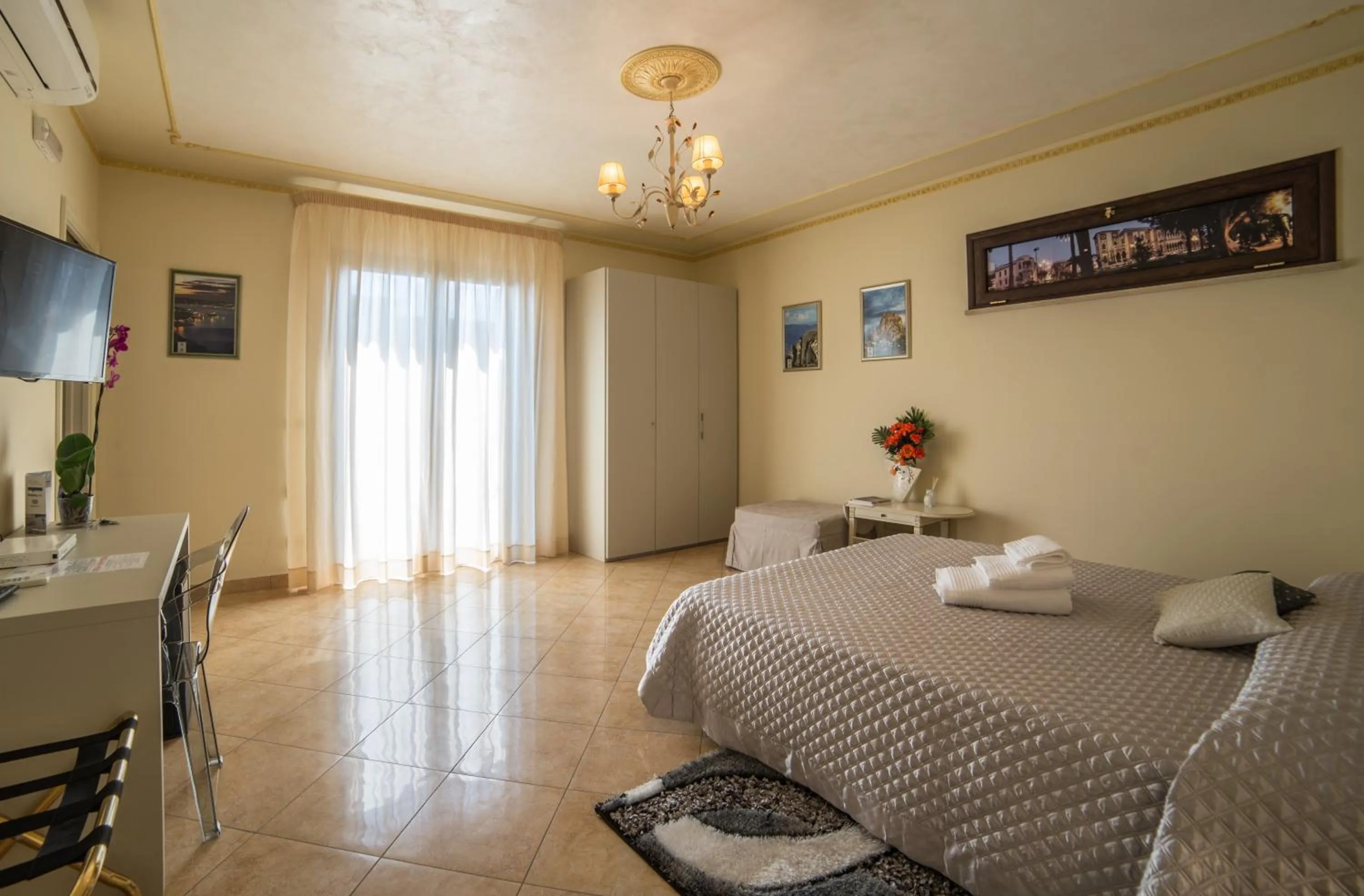 Photo of the whole room, Bed in Airport House B&B