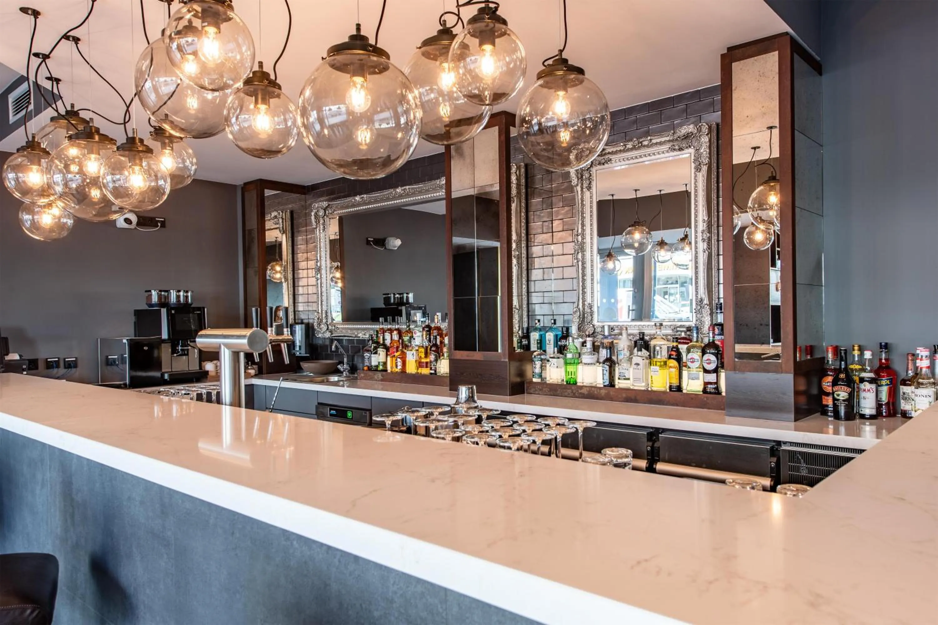 Lounge or bar in Premier Inn Saarbrücken City Centre