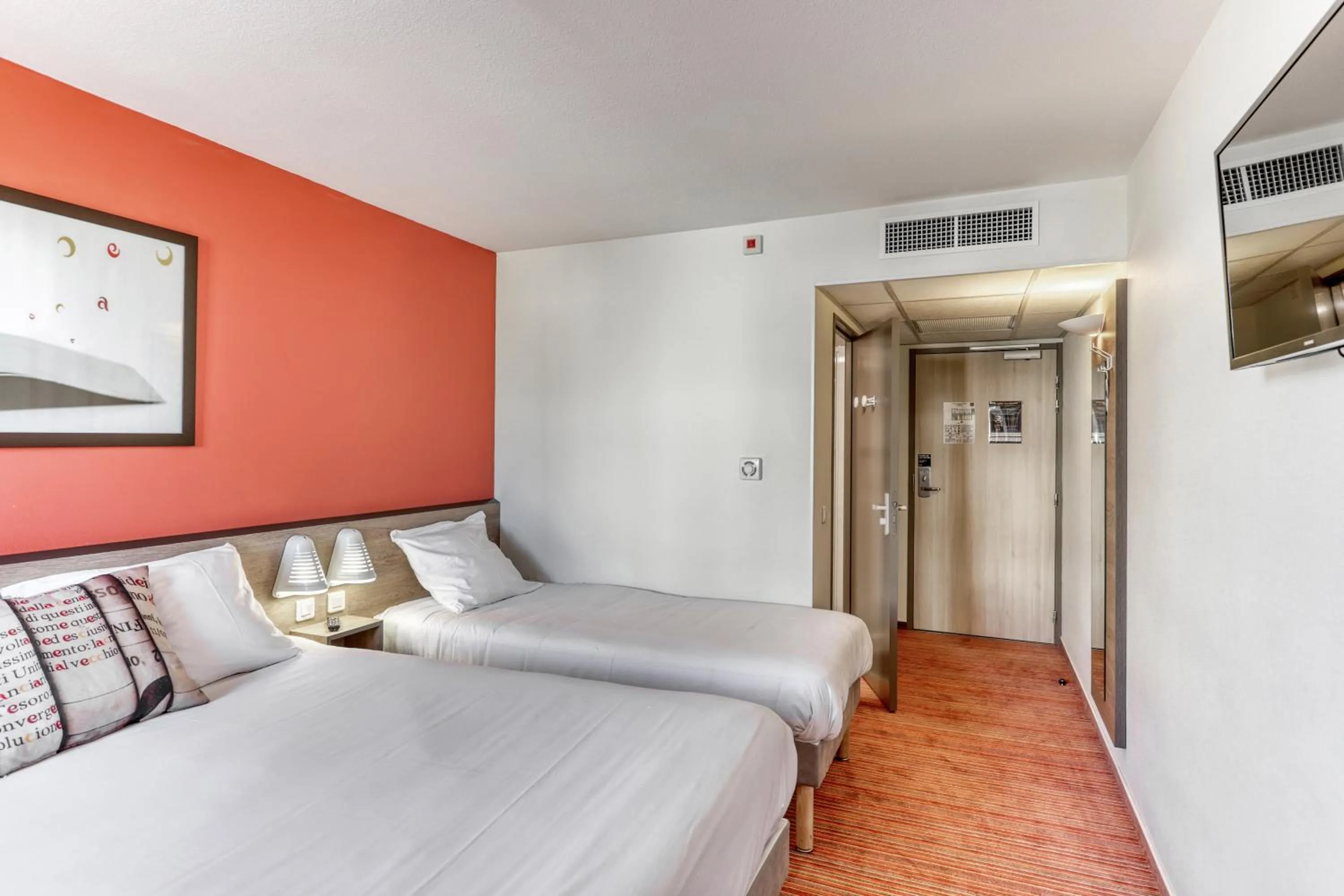 Photo of the whole room, Bed in Ace Hotel Montluçon