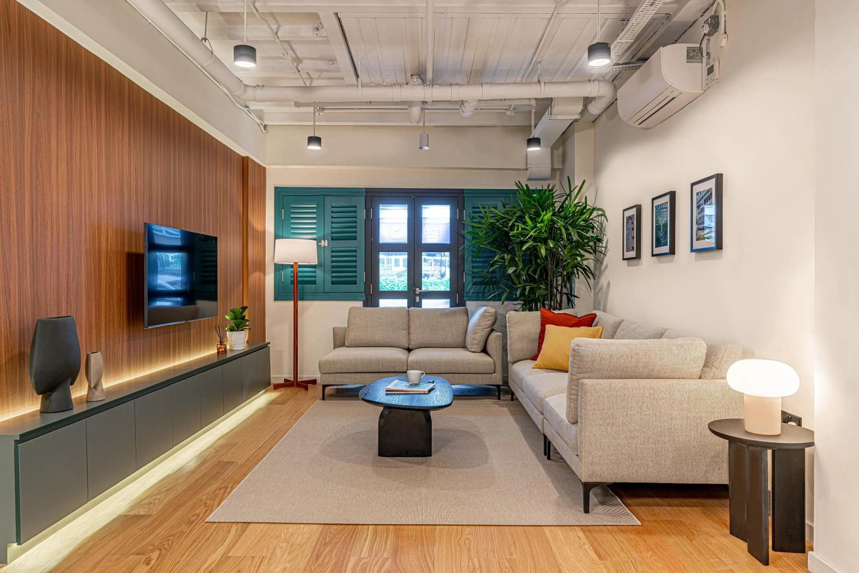 Communal lounge/ TV room in Weave Suites - Midtown