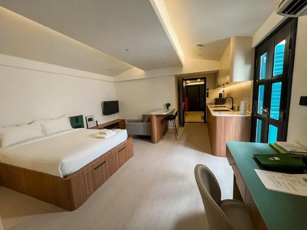 Photo of the whole room, Bed in Weave Suites - Midtown Photo of the whole room, Bed in Weave Suites - Midtown