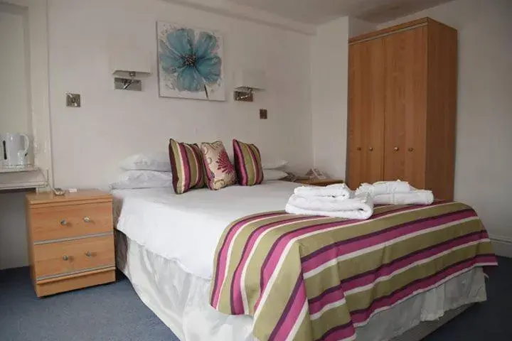 Bed in Harry's Hotel & Restaurant Bed in Harry's Hotel & Restaurant