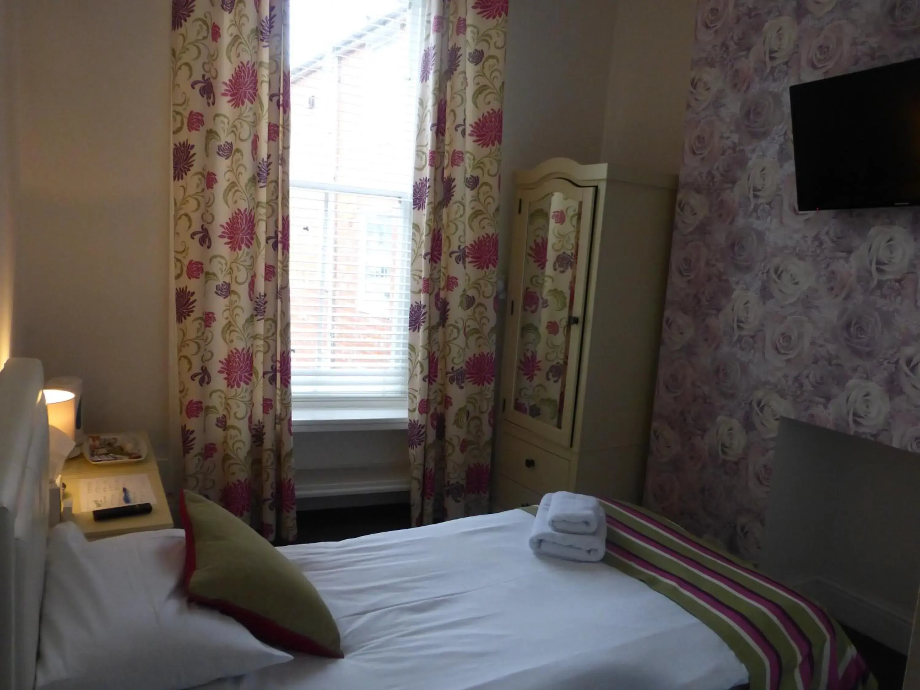 Bed in Harry's Hotel & Restaurant Bed in Harry's Hotel & Restaurant