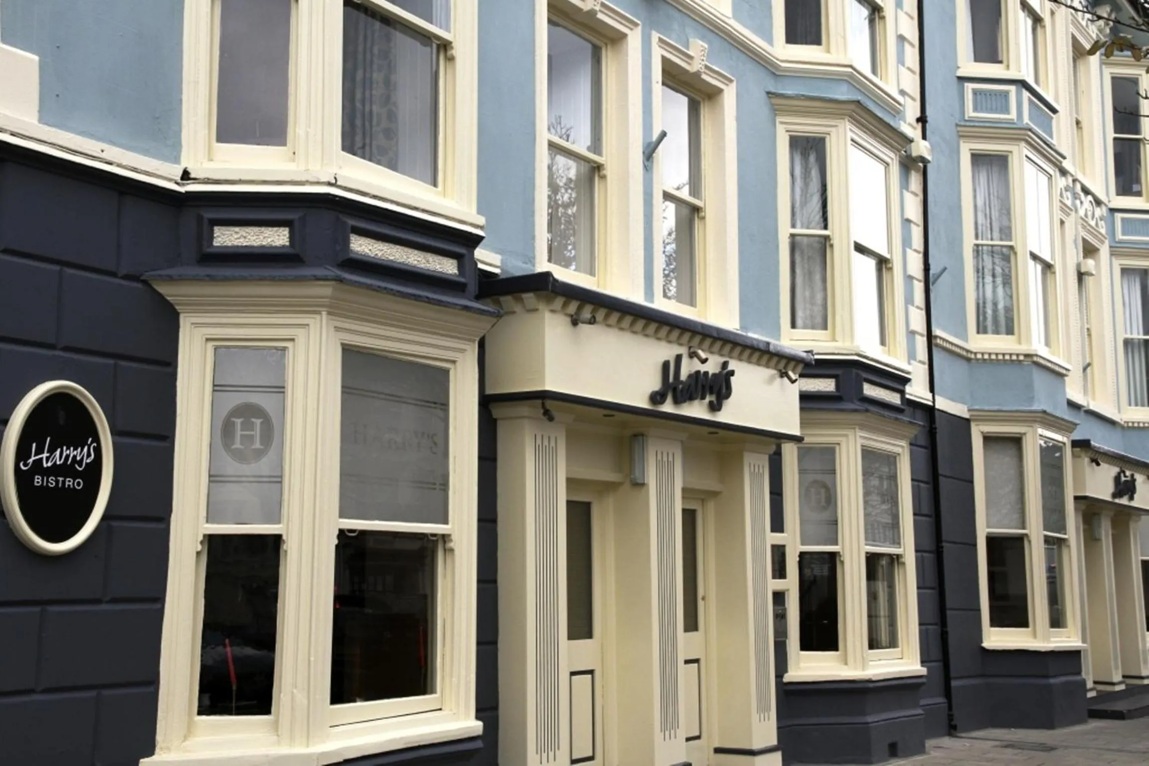 Facade/entrance in Harry's Hotel & Restaurant