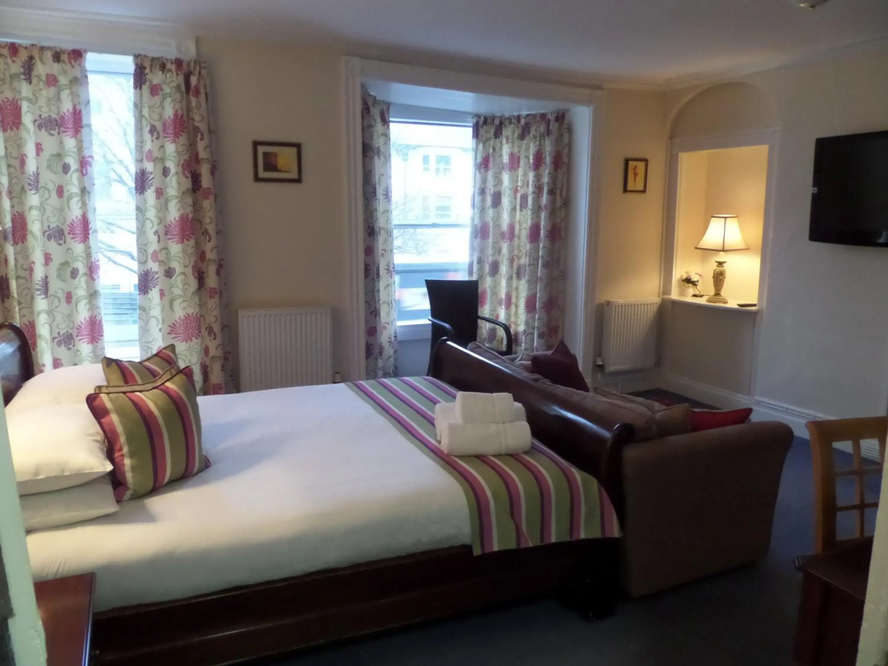 Photo of the whole room, Bed in Harry's Hotel & Restaurant Photo of the whole room, Bed in Harry's Hotel & Restaurant