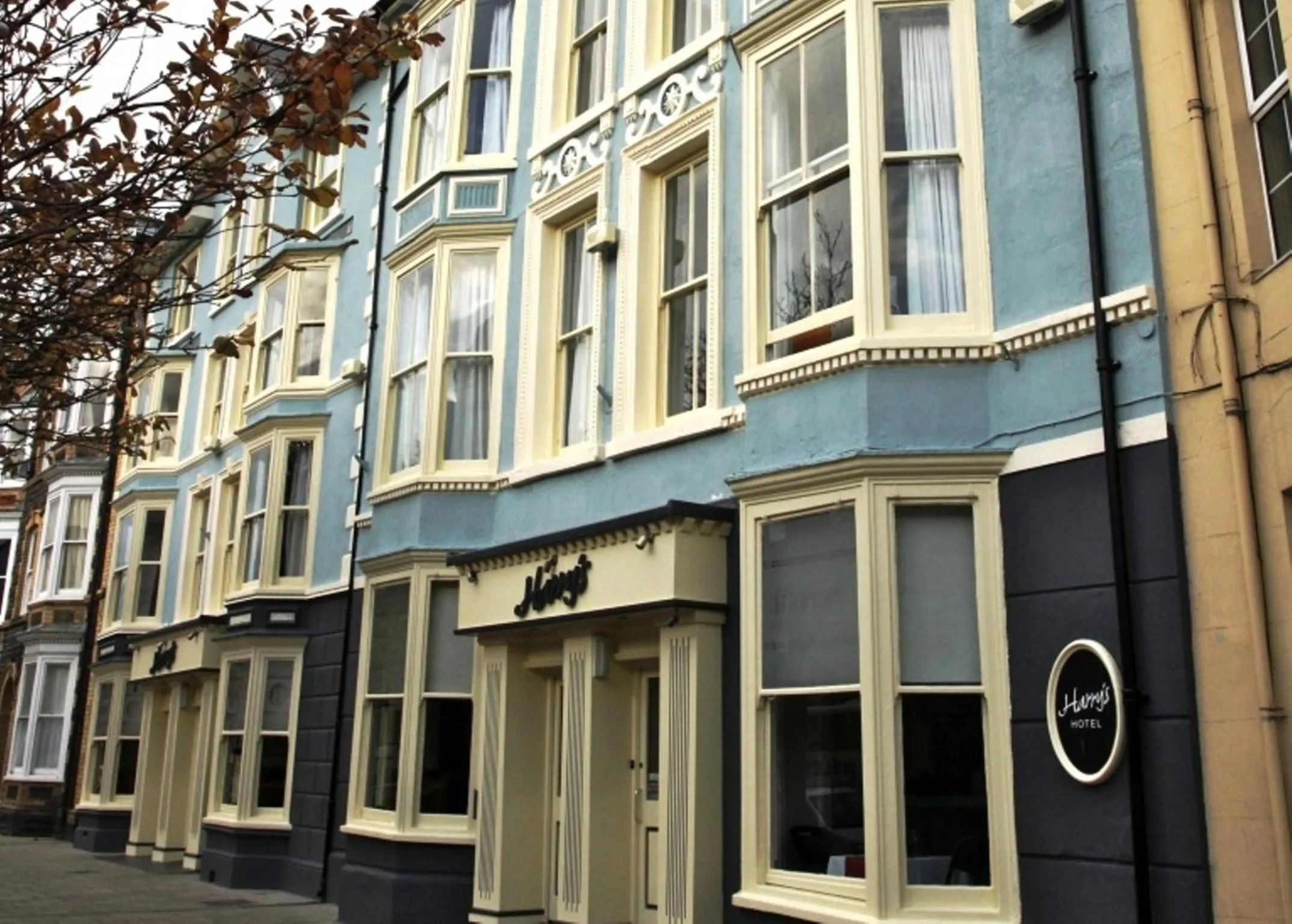 Facade/entrance in Harry's Hotel & Restaurant