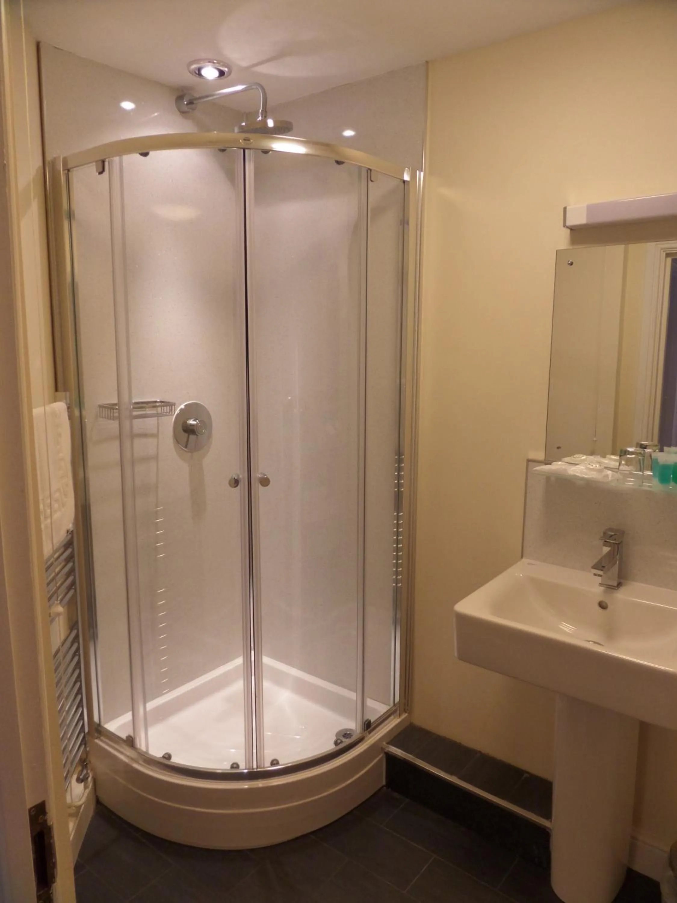 Shower in Harry's Hotel & Restaurant