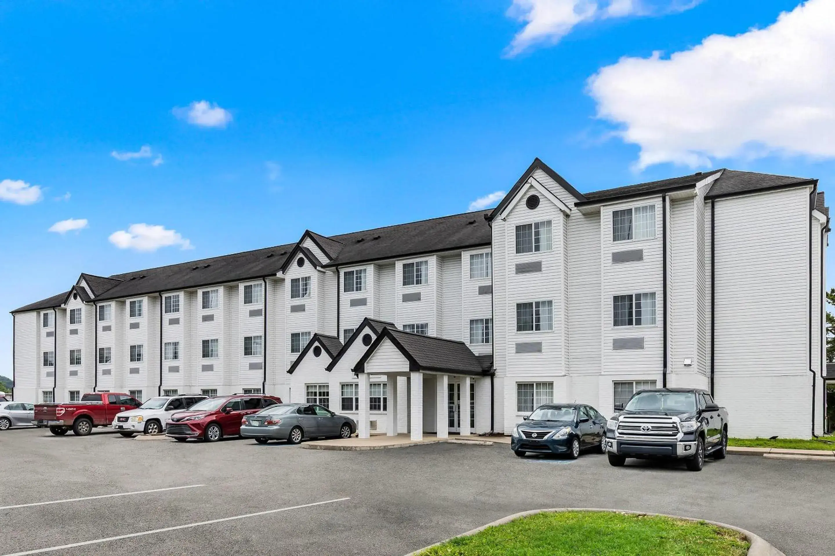 Property building in Quality Inn & Suites Nashville - Bellevue Property building in Quality Inn & Suites Nashville - Bellevue