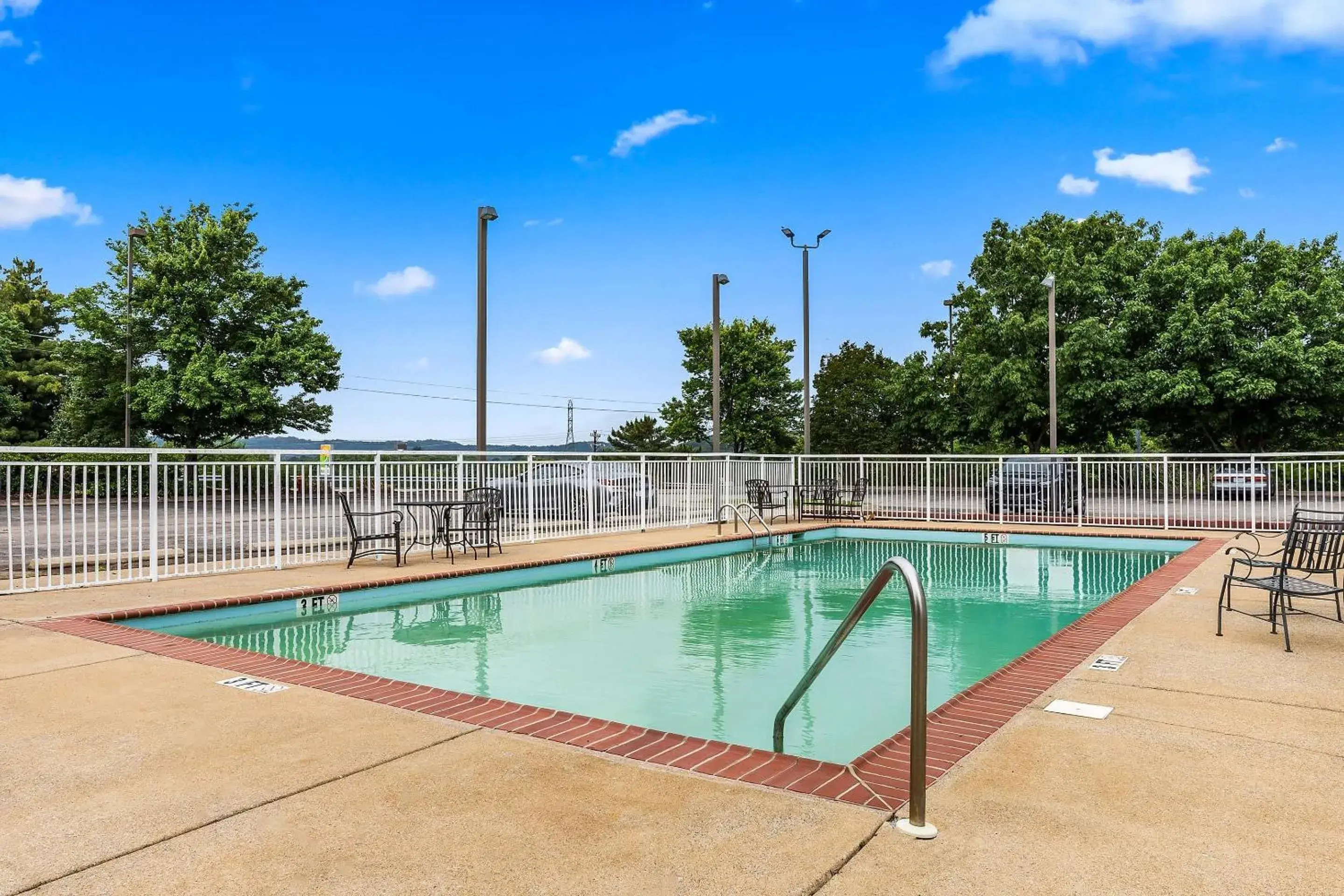 Swimming pool in Quality Inn & Suites Nashville - Bellevue Swimming pool in Quality Inn & Suites Nashville - Bellevue