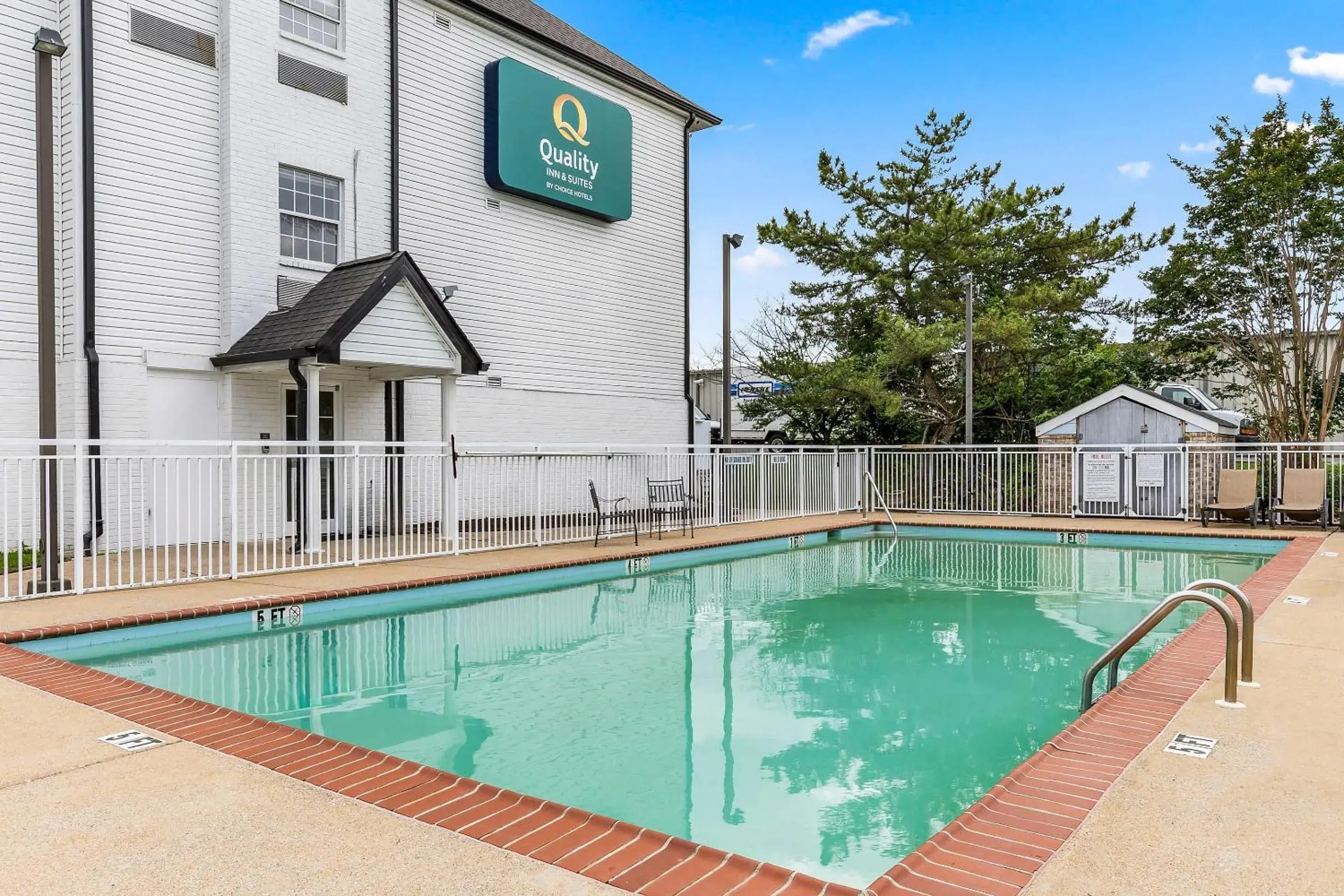 Swimming pool in Quality Inn & Suites Nashville - Bellevue Swimming pool in Quality Inn & Suites Nashville - Bellevue