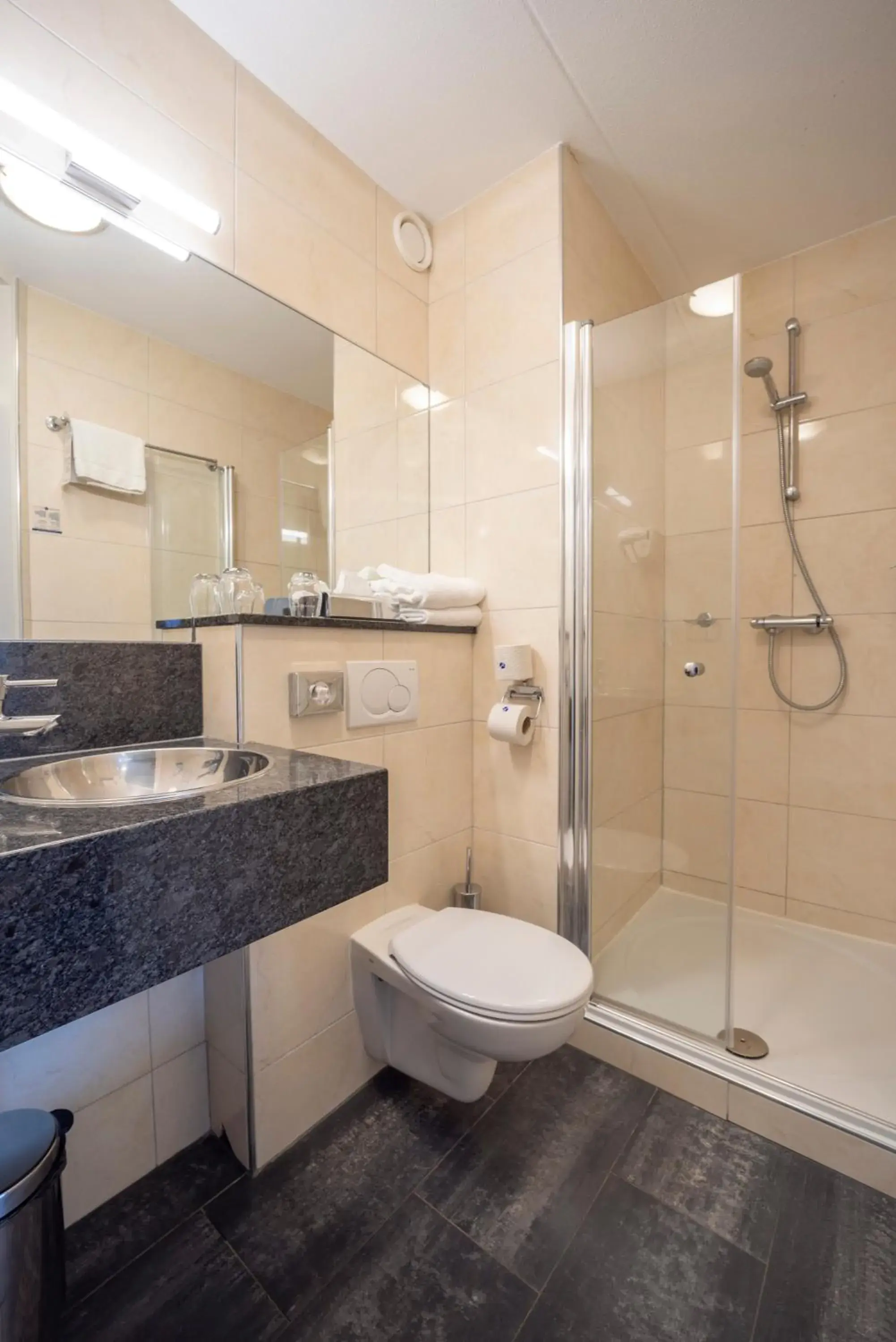 Bathroom in Fletcher Hotel-Restaurant Arneville-Middelburg Bathroom in Fletcher Hotel-Restaurant Arneville-Middelburg