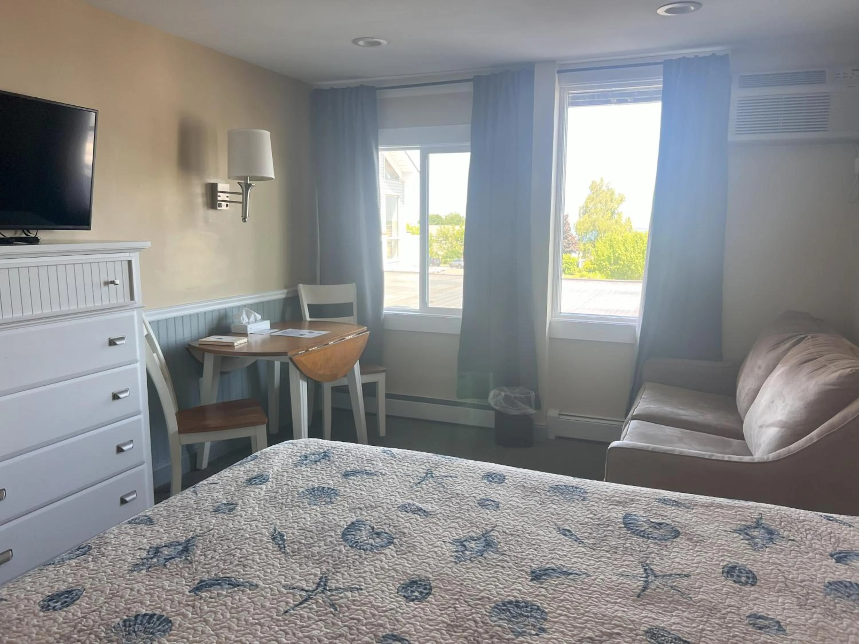 Bed in Trade Winds on the Bay