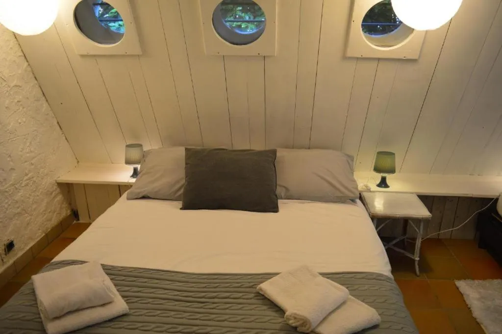 Bedroom, Bed in Casa mARTa : Suites, terrasses et vue panoramique