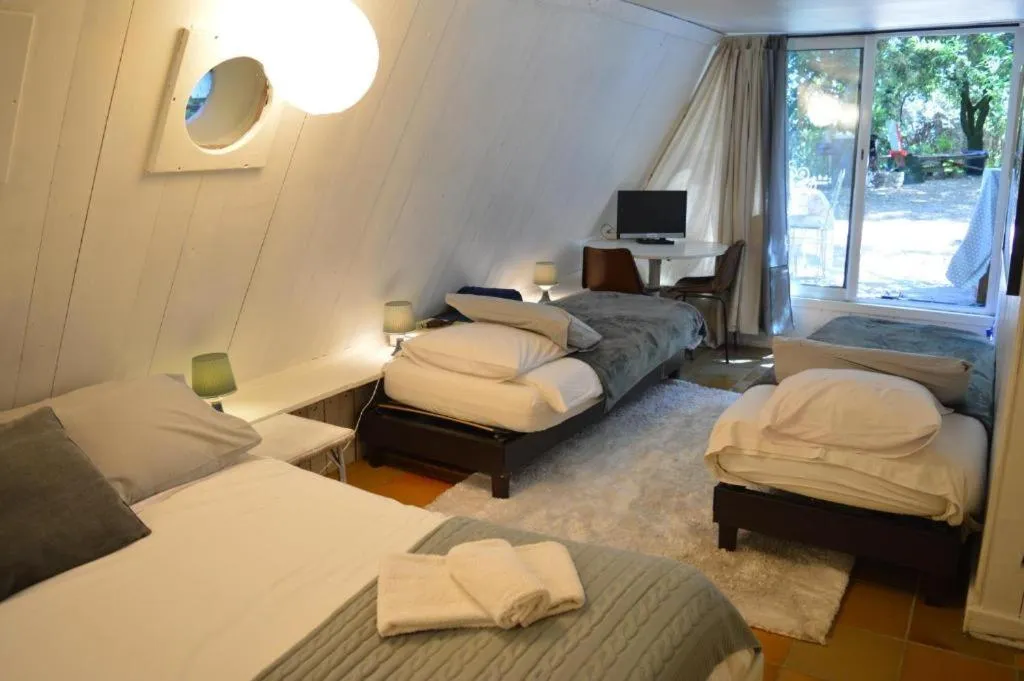 Photo of the whole room, Bed in Casa mARTa : Suites, terrasses et vue panoramique