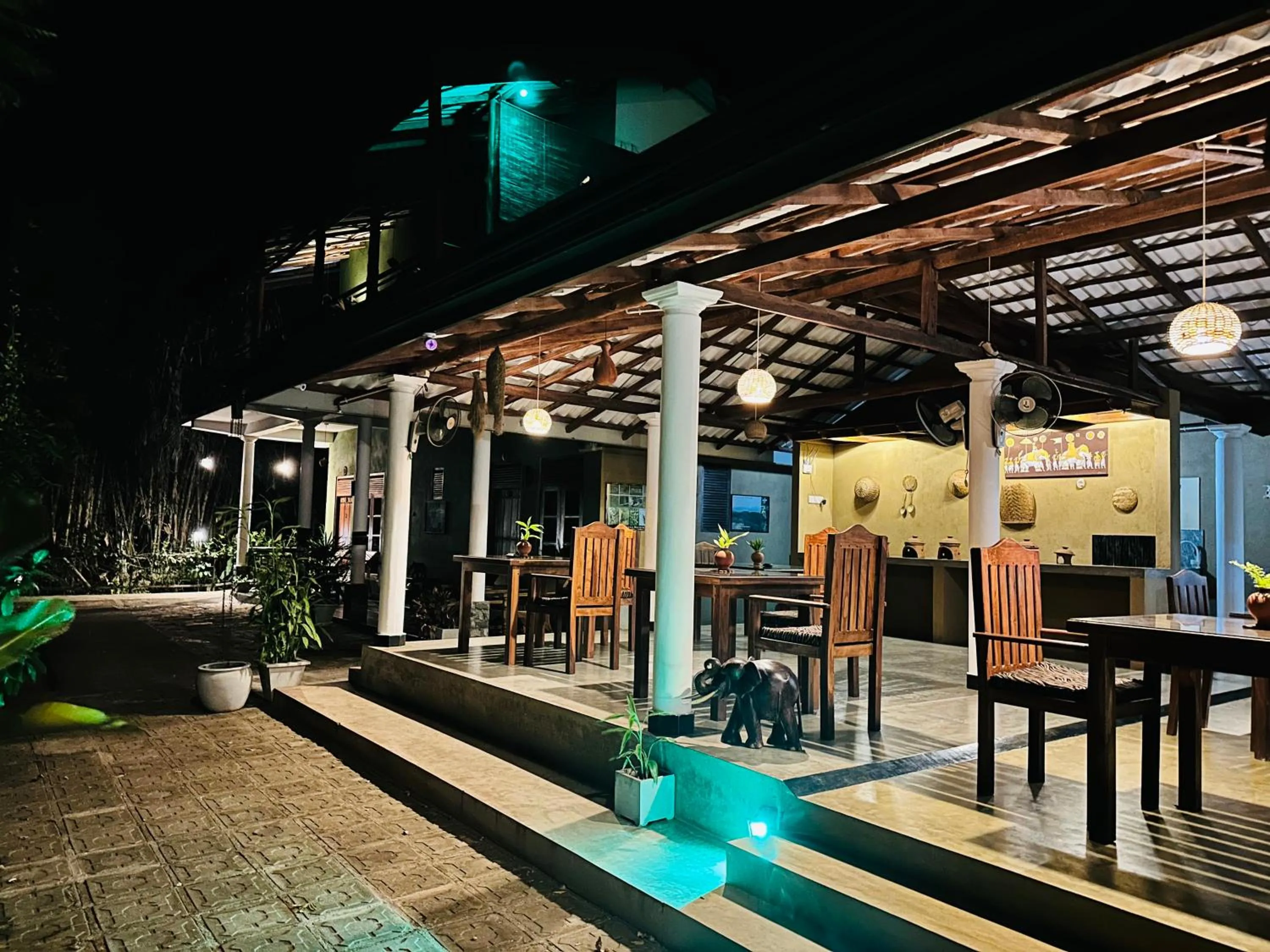 Restaurant/places to eat in Nature House