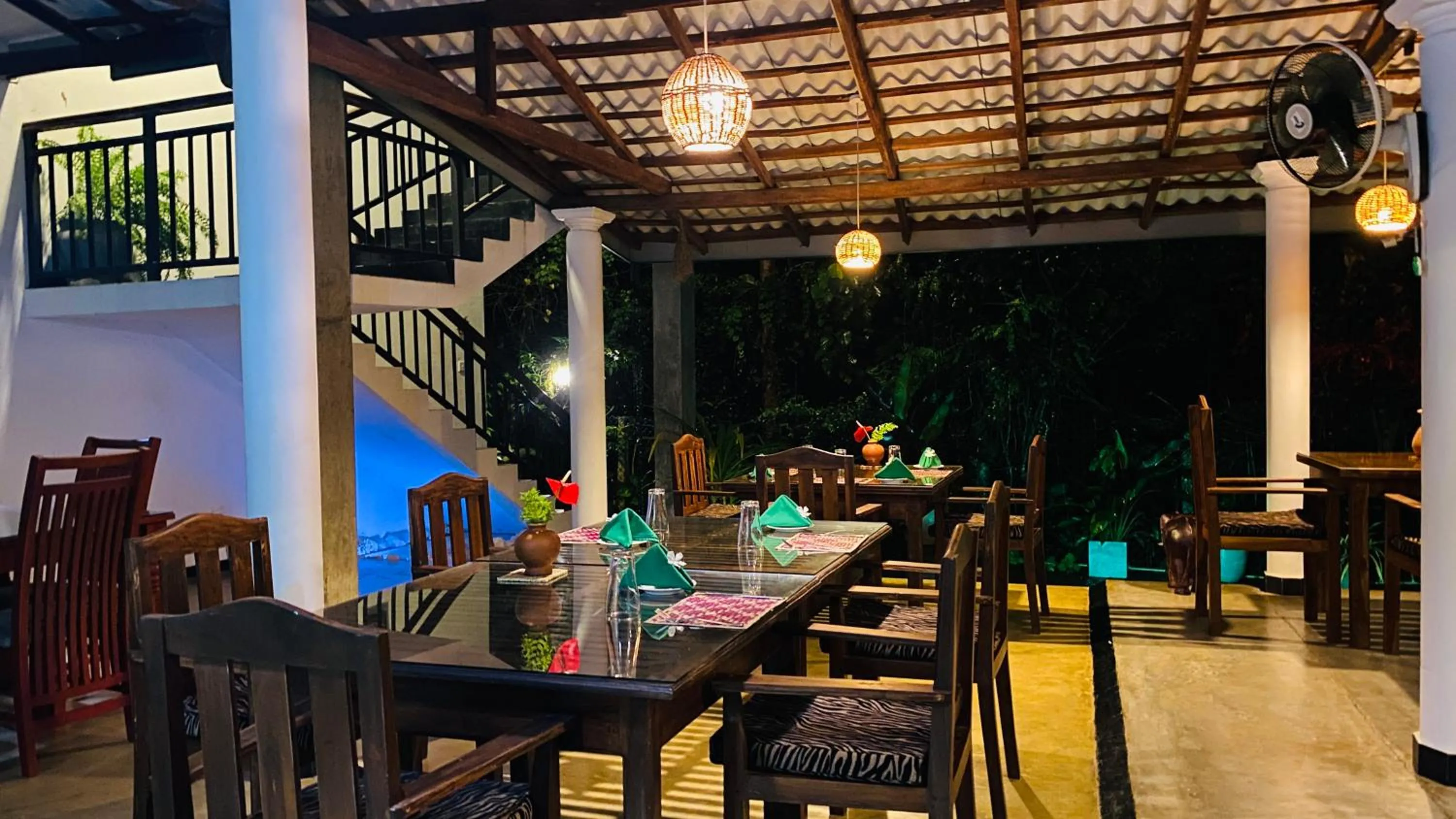 Restaurant/places to eat in Nature House