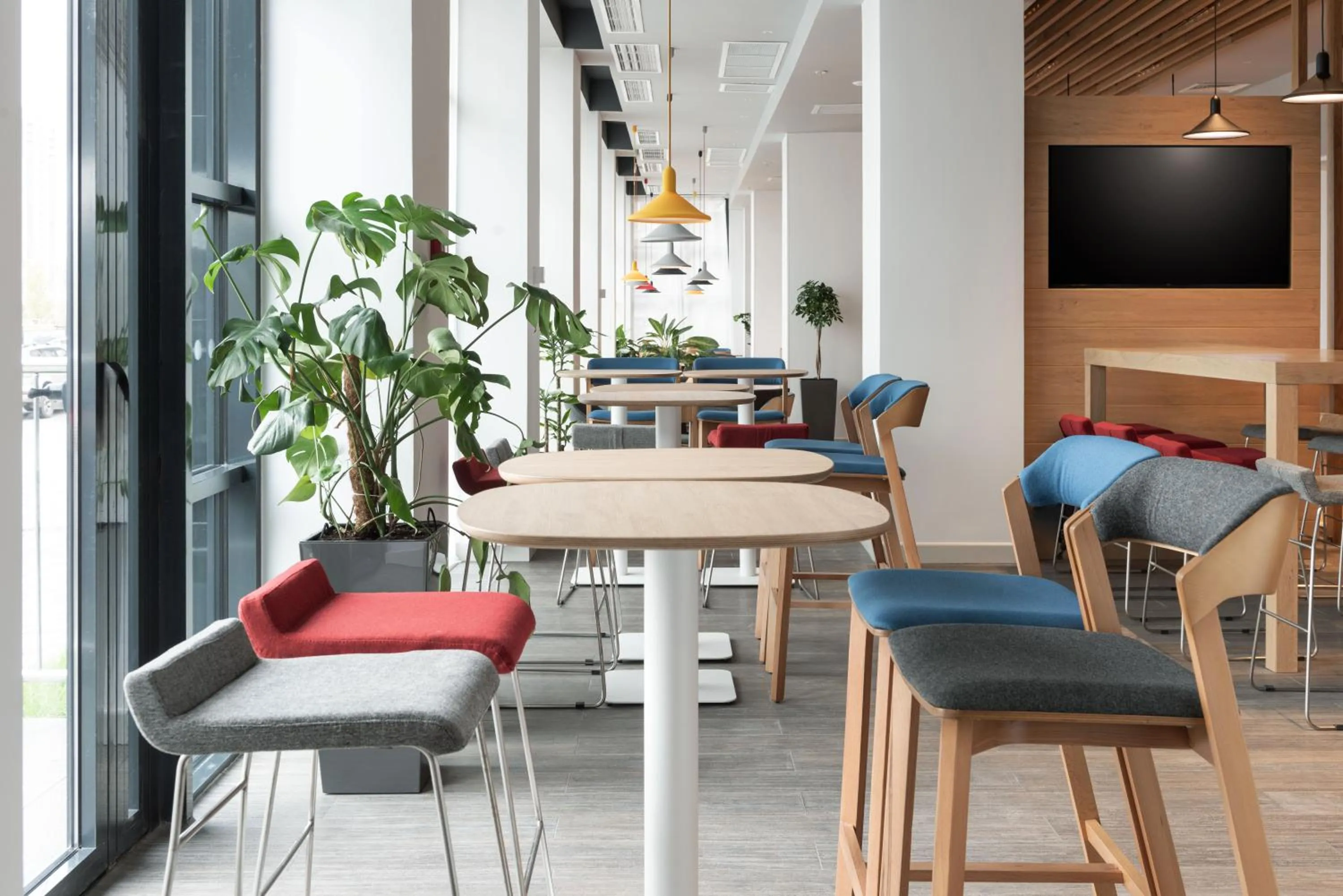 Communal lounge/ TV room in Holiday Inn Express - Astana - Turan by IHG