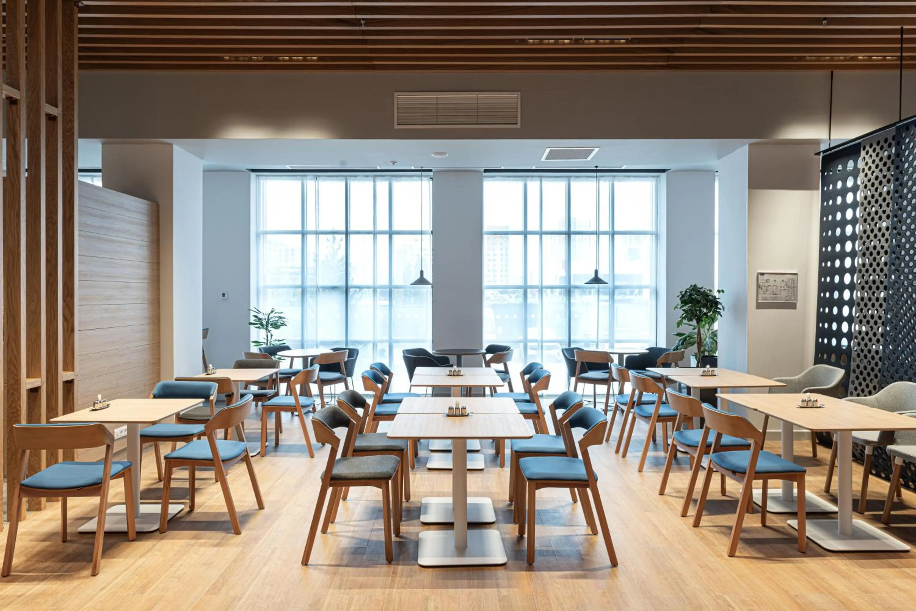 Restaurant/places to eat in Holiday Inn Express - Astana - Turan by IHG