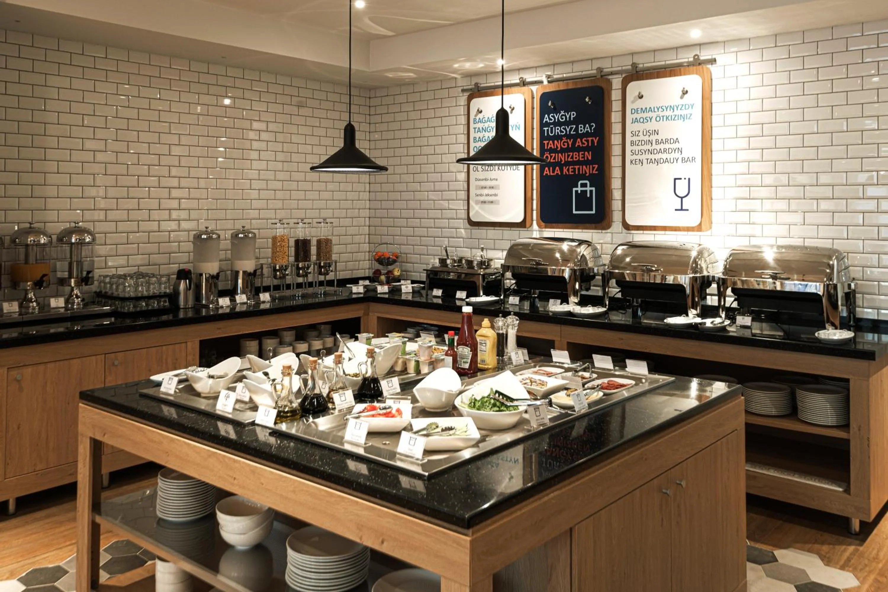 Food and drinks in Holiday Inn Express - Astana - Turan by IHG