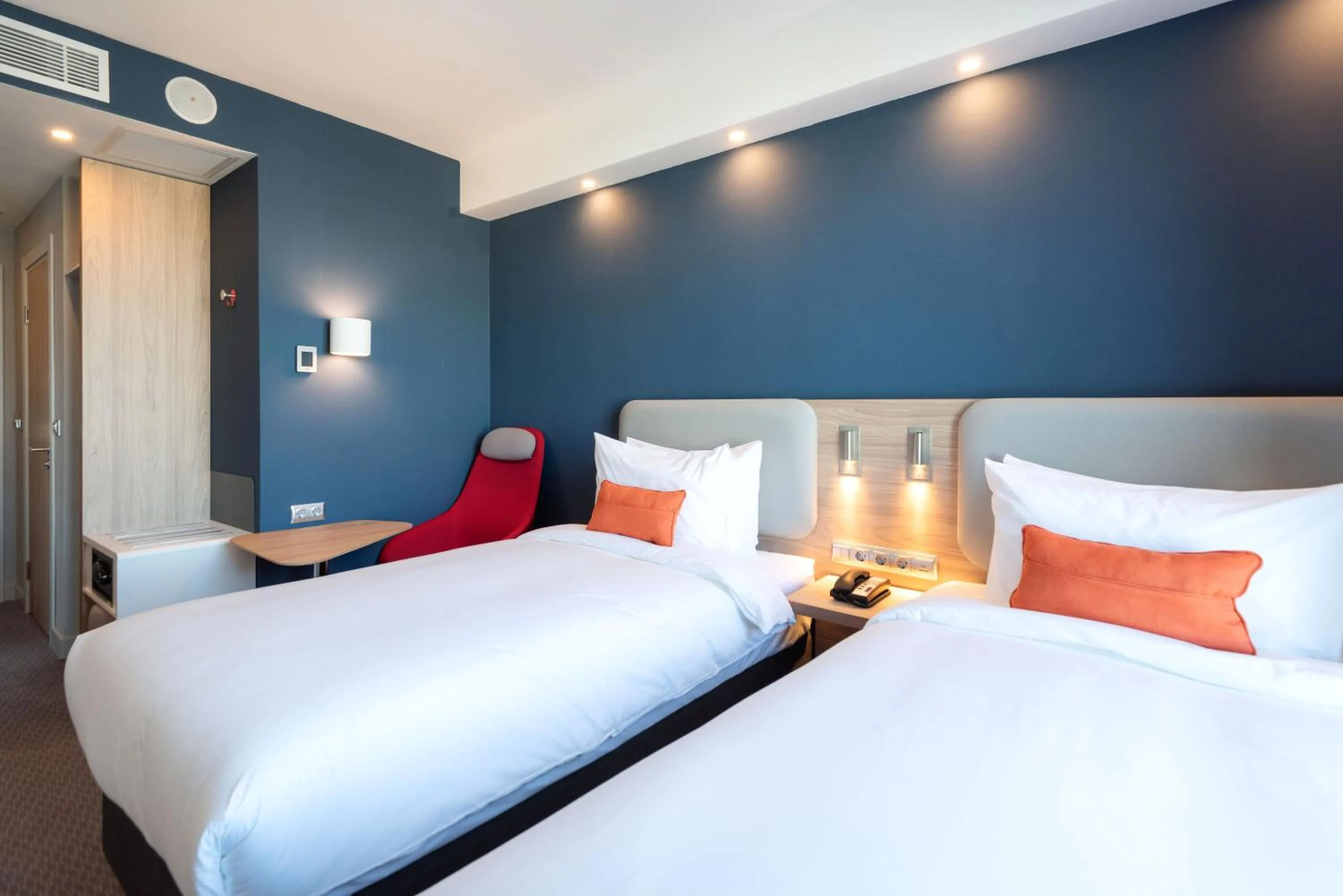 Photo of the whole room, Bed in Holiday Inn Express - Astana - Turan by IHG