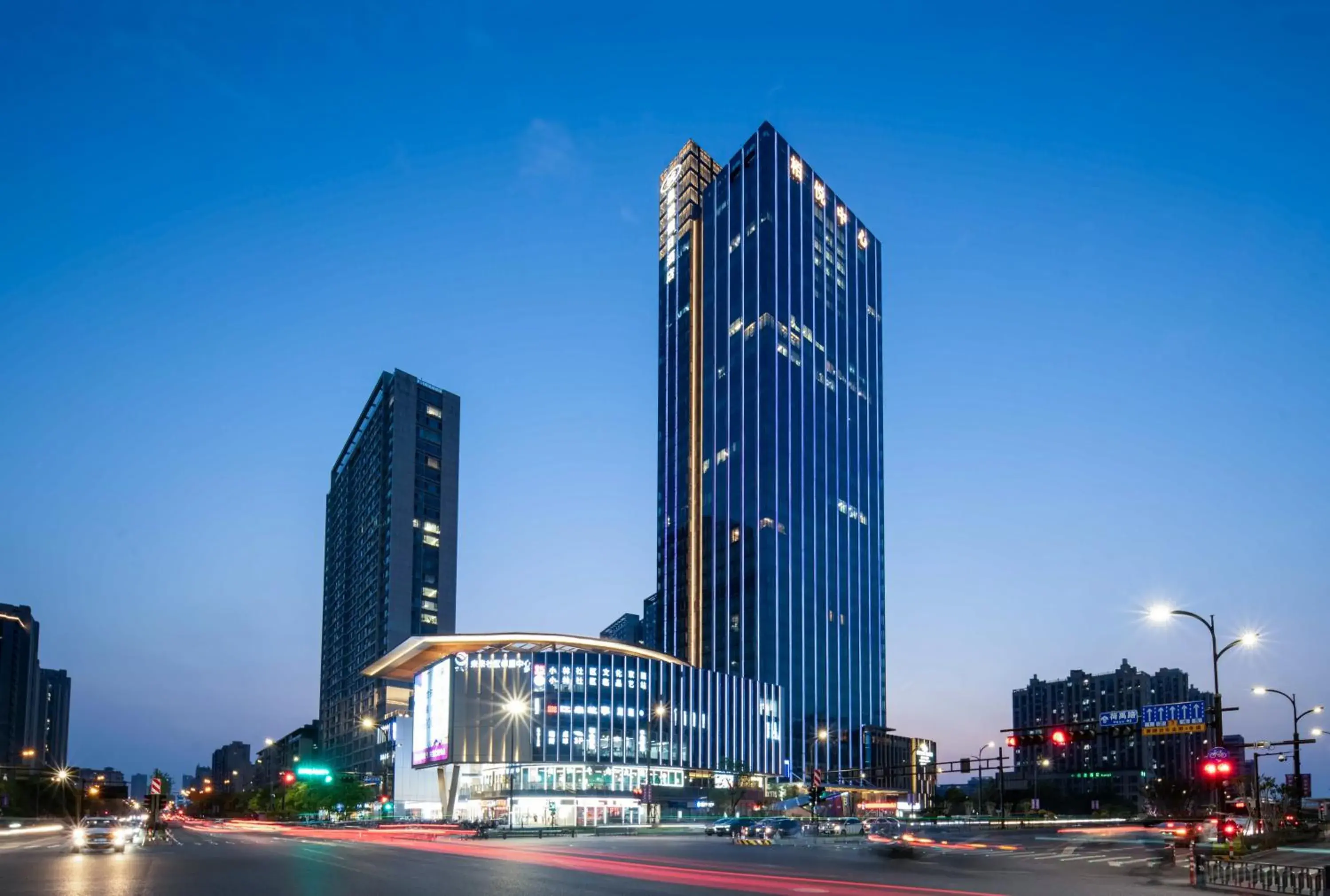 Property building in Crowne Plaza Hangzhou Linping by IHG Property building in Crowne Plaza Hangzhou Linping by IHG