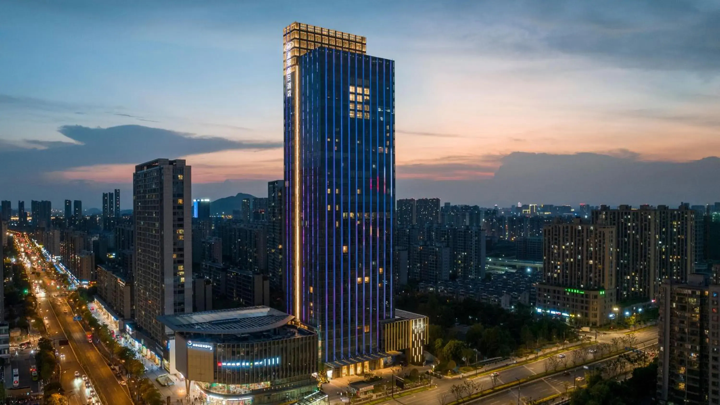Property building in Crowne Plaza Hangzhou Linping by IHG Property building in Crowne Plaza Hangzhou Linping by IHG
