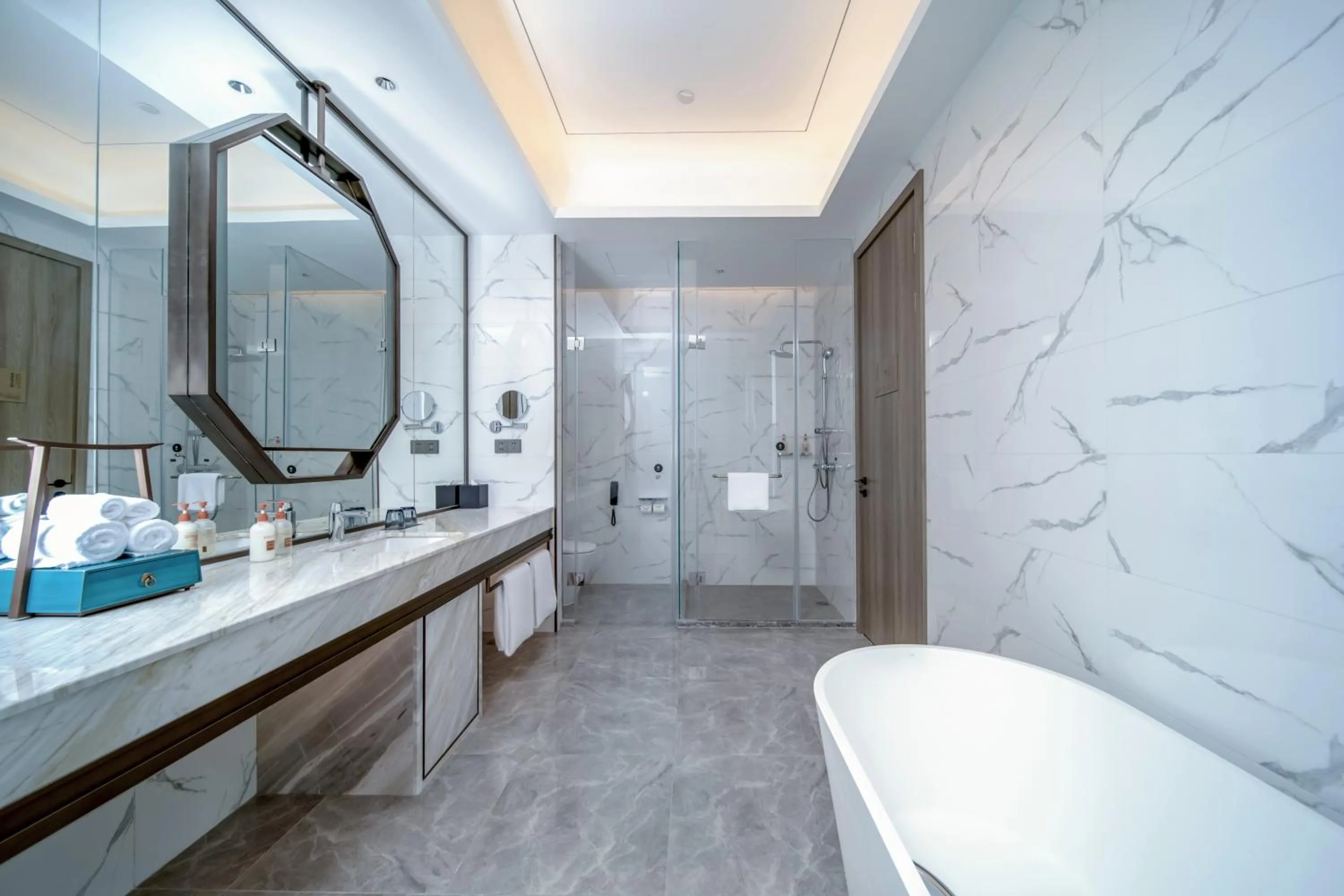 Toilet in Crowne Plaza Hangzhou Linping by IHG