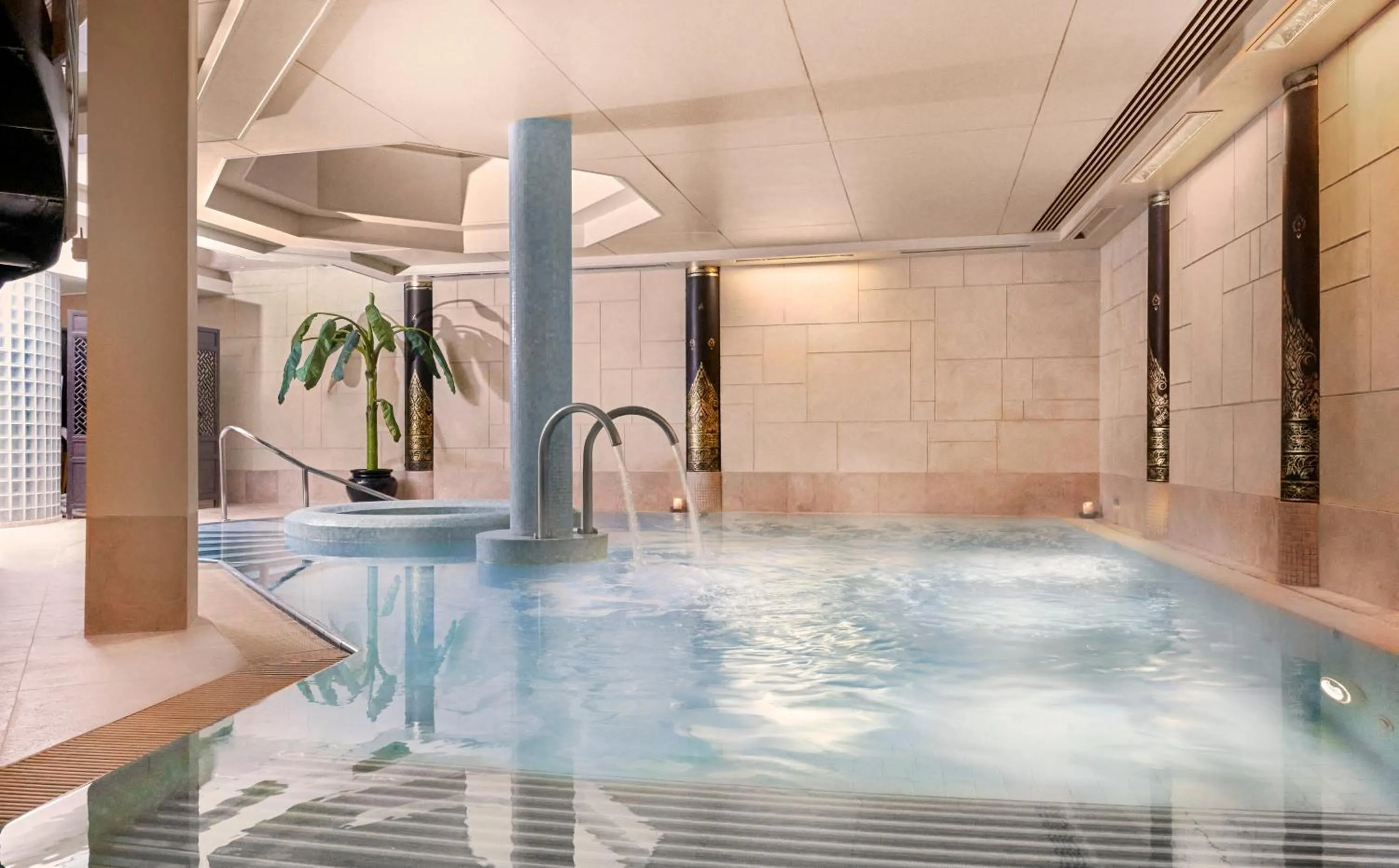 Spa and wellness centre/facilities in Careys Manor Hotel & SenSpa
