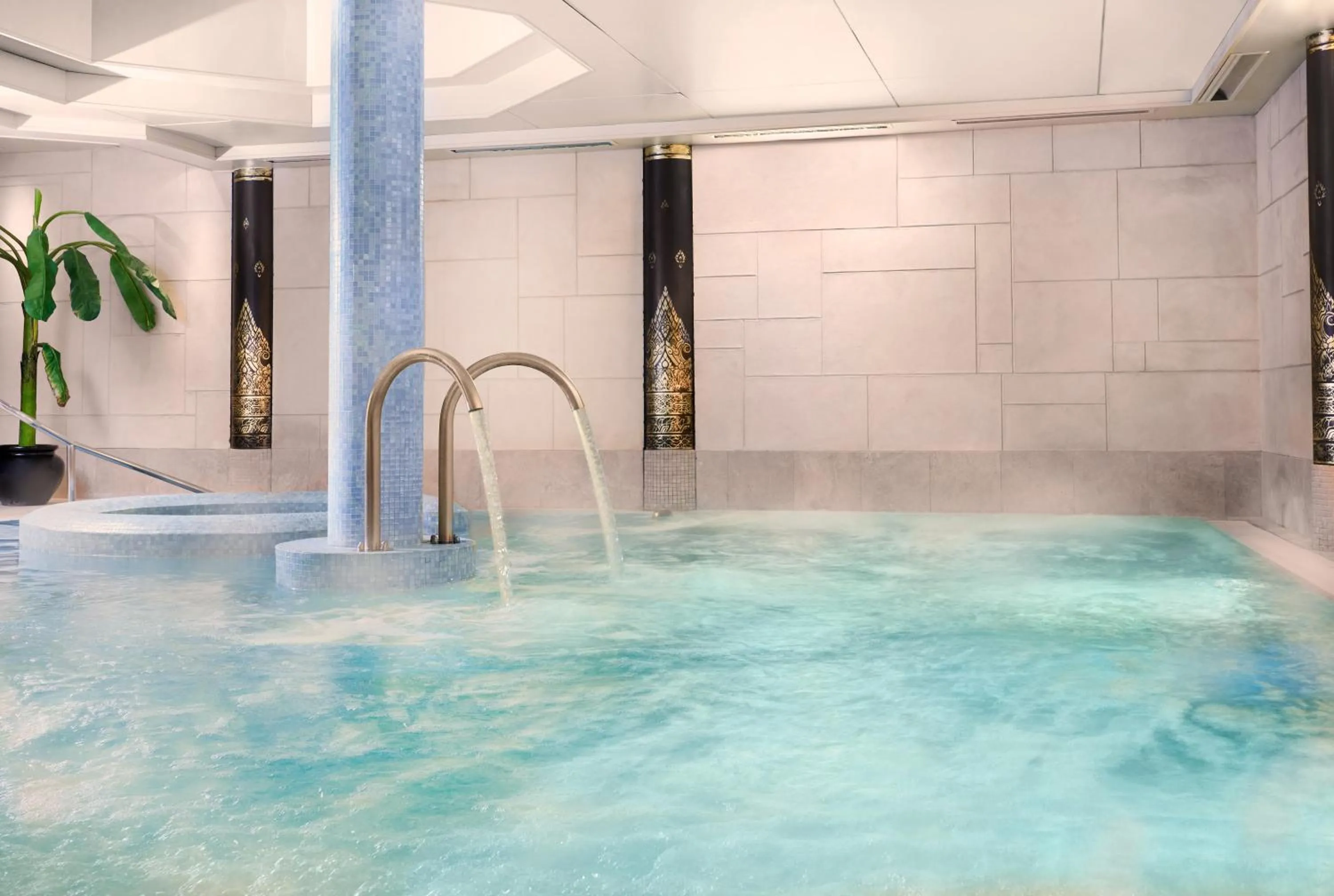 Spa and wellness centre/facilities in Careys Manor Hotel & SenSpa