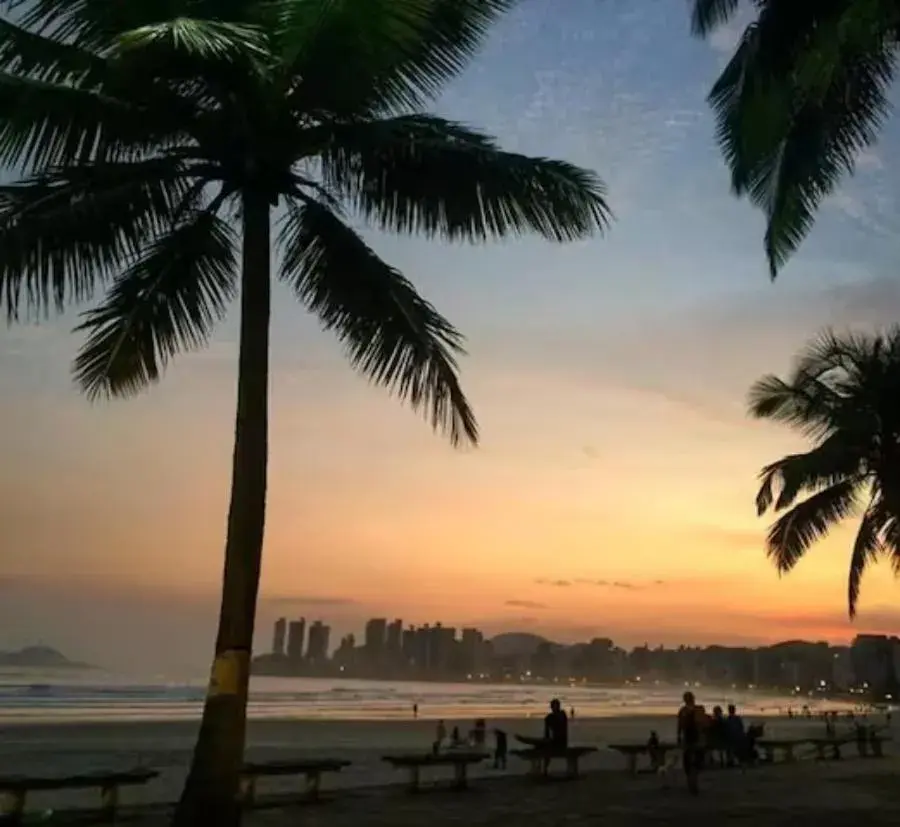Apto a poucos metros da Praia da Enseada com Wi-Fi Apto a poucos metros da Praia da Enseada com Wi-Fi